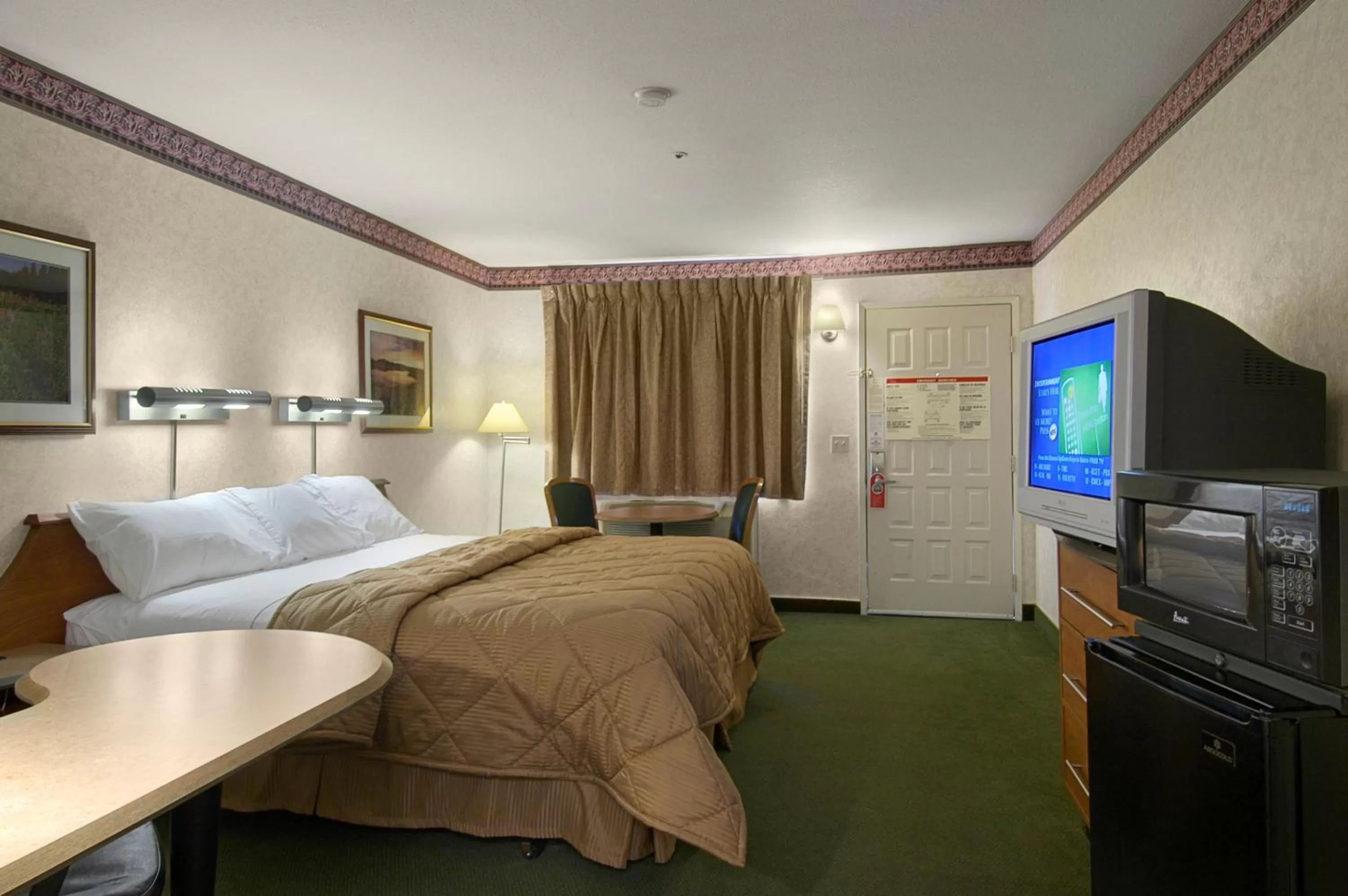 Photo of the whole room, Bed in Mariposa Inn