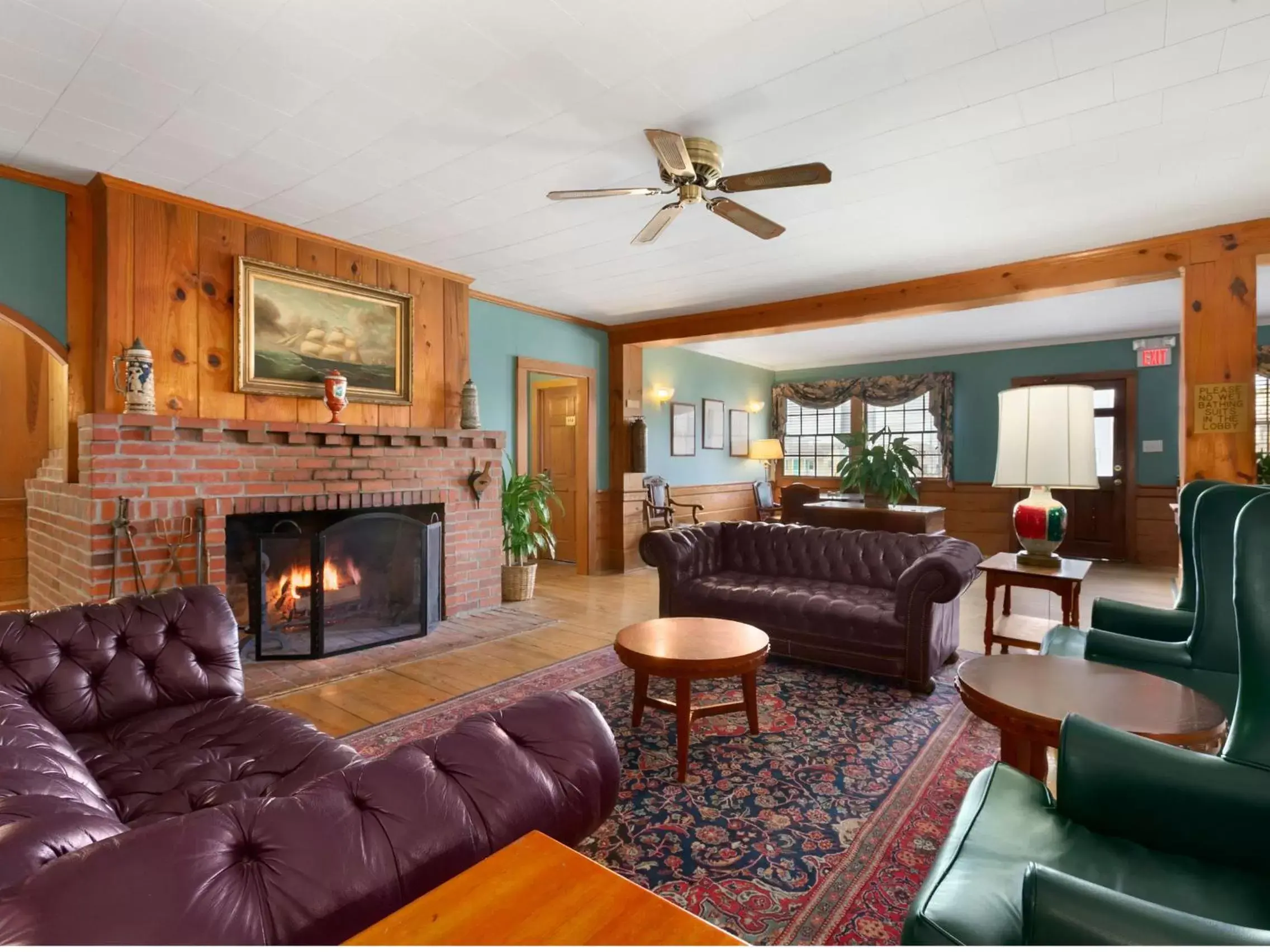 Living room, Seating Area in Days Inn by Wyndham Kill Devil Hills Oceanfront - Wilbur