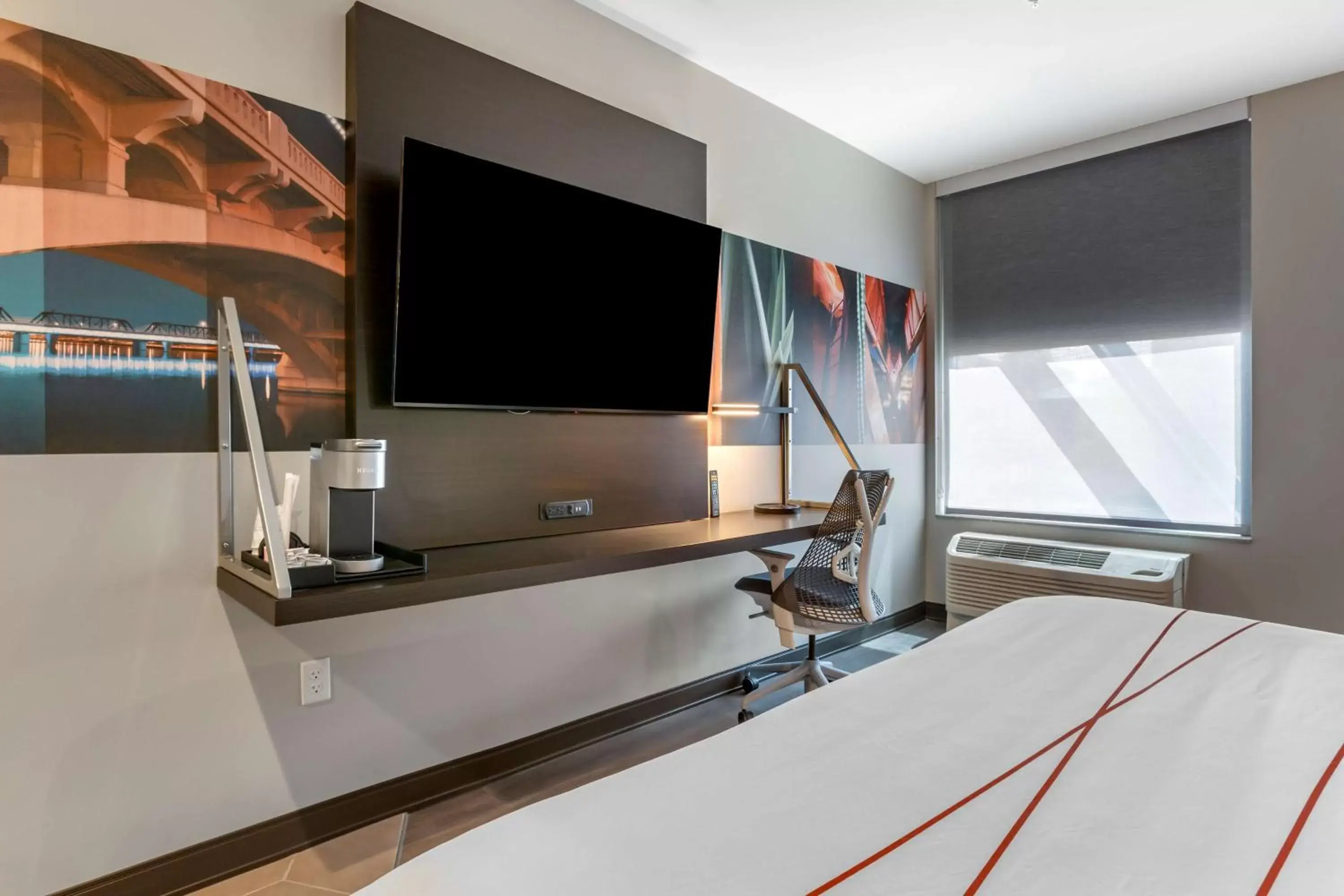 Bedroom, TV/Entertainment Center in Vīb Hotel by Best Western Phoenix - Tempe