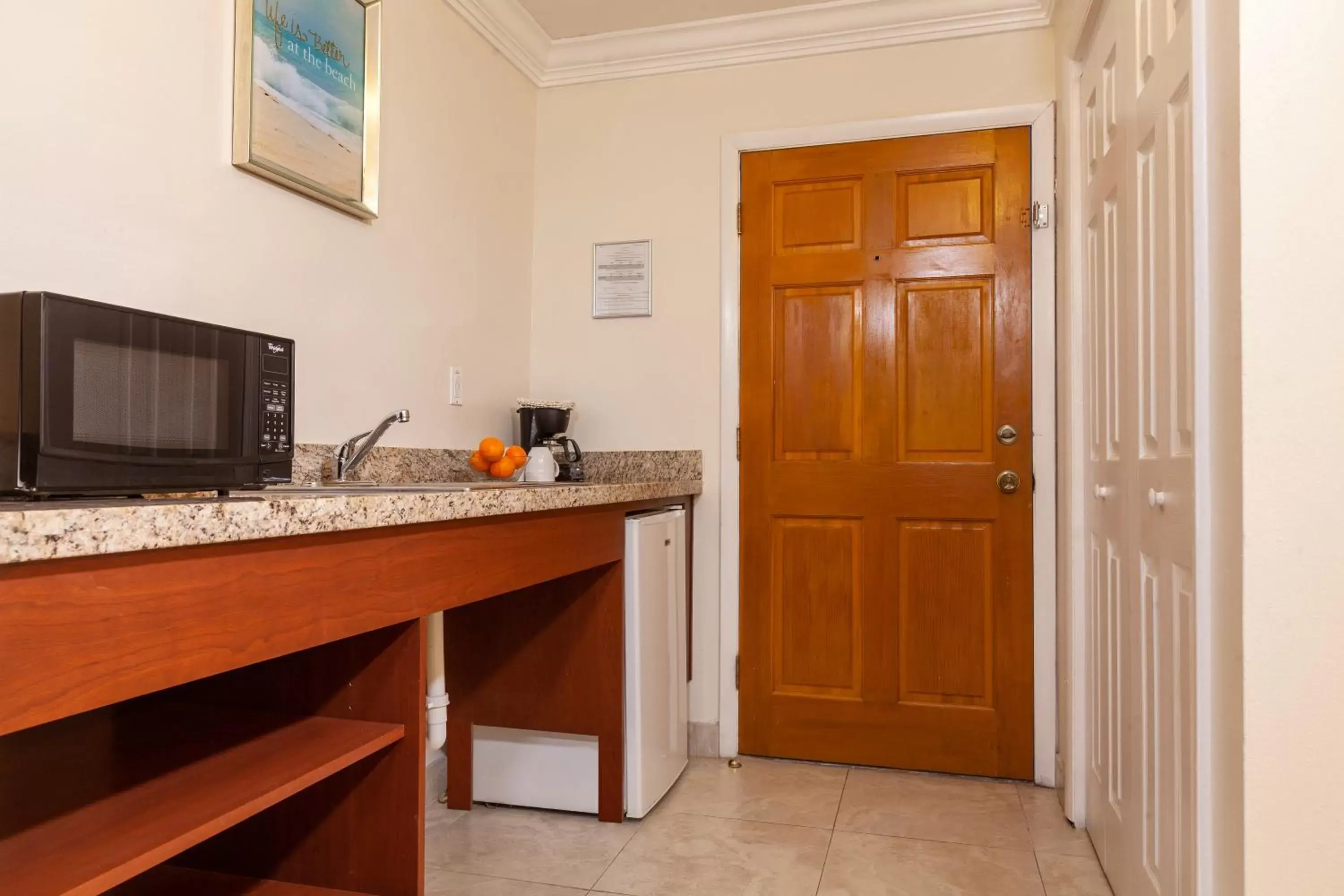 Kitchen or kitchenette, Kitchen/Kitchenette in Bell Channel Inn Hotel