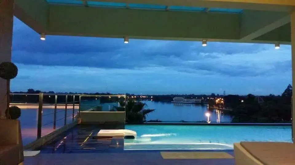 Swimming Pool in The Beverly Hills Hotel