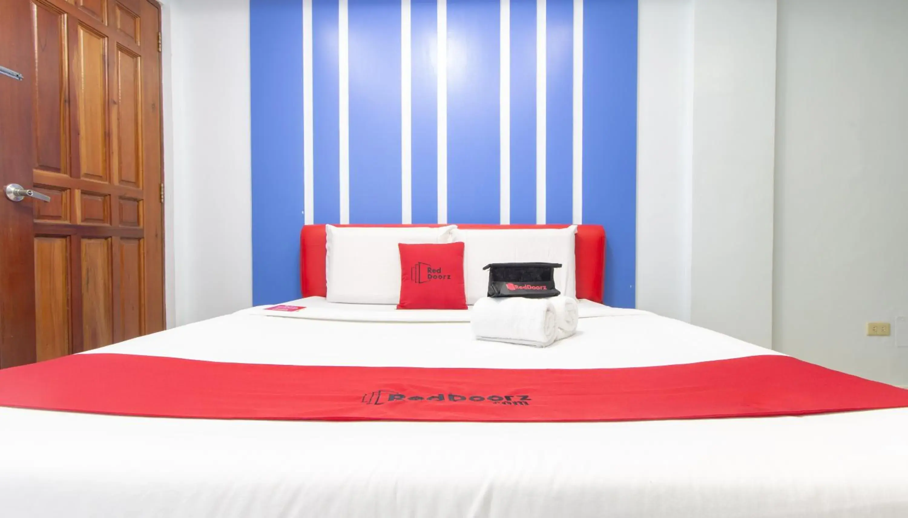 Bed in RedDoorz DBuilders Ph2 Taguig