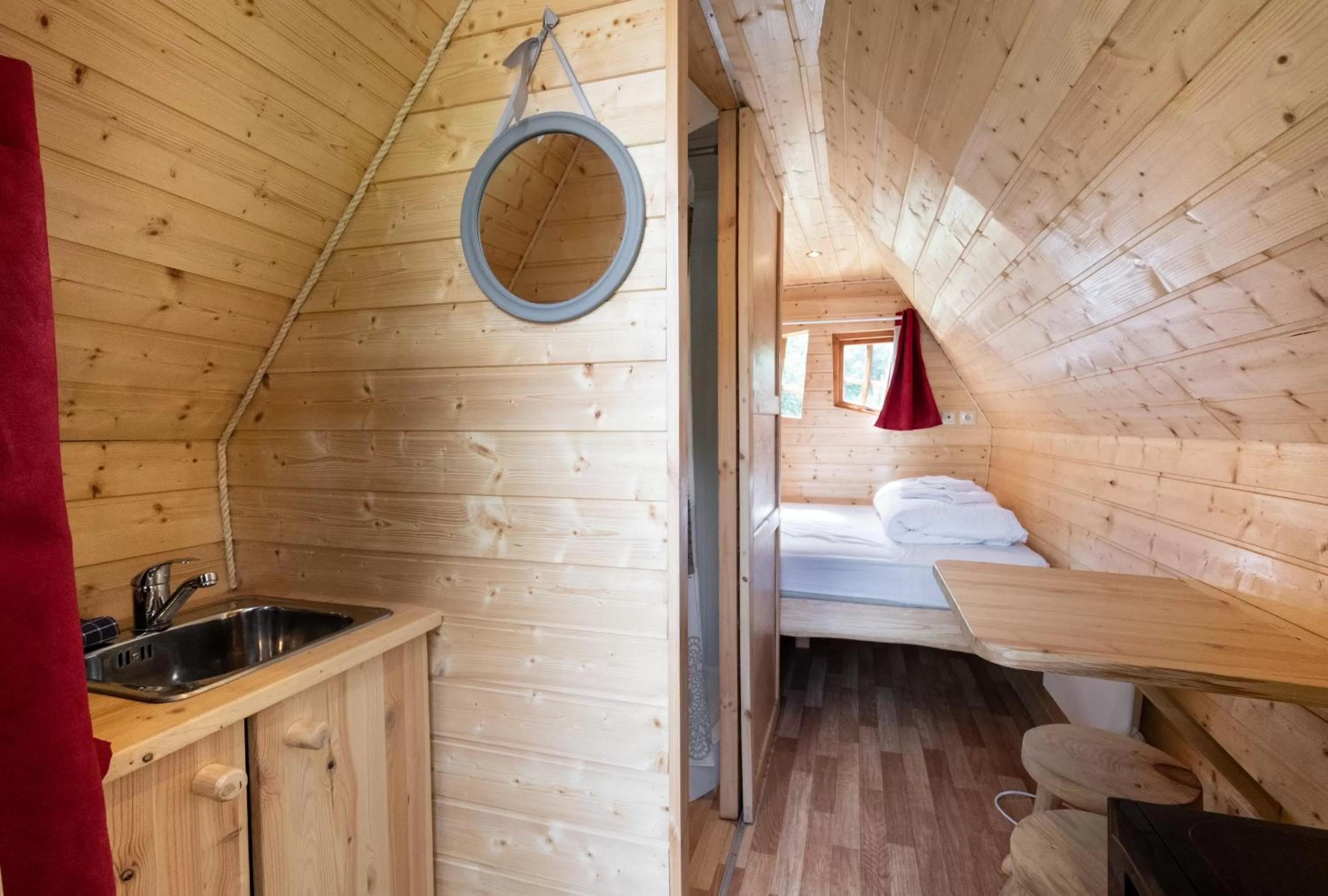 Kitchen or kitchenette, Bed in Le Village de la Champagne - Slowmoov