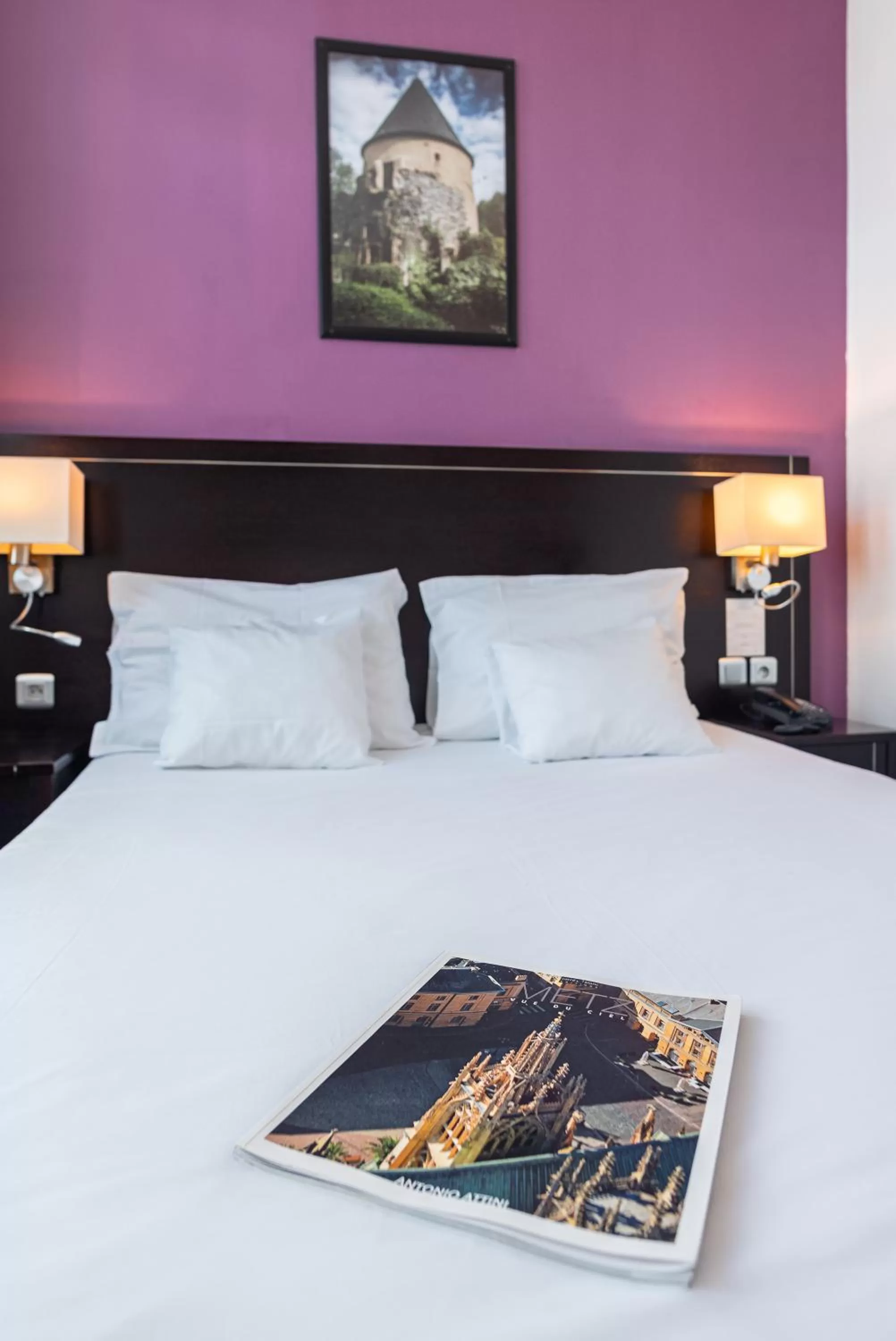 Bed in Hôtel Le Mondon Metz