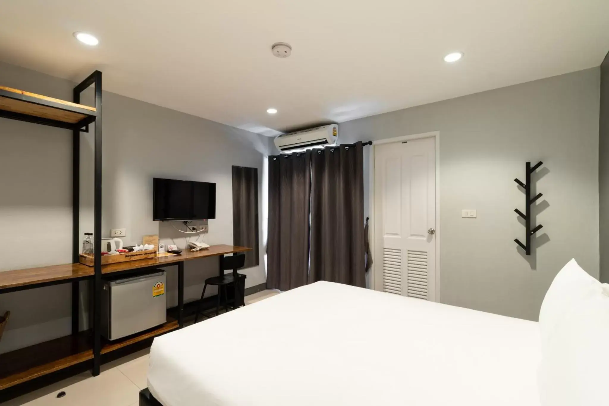 Bed, TV/Entertainment Center in North Inn Town Chiangmai