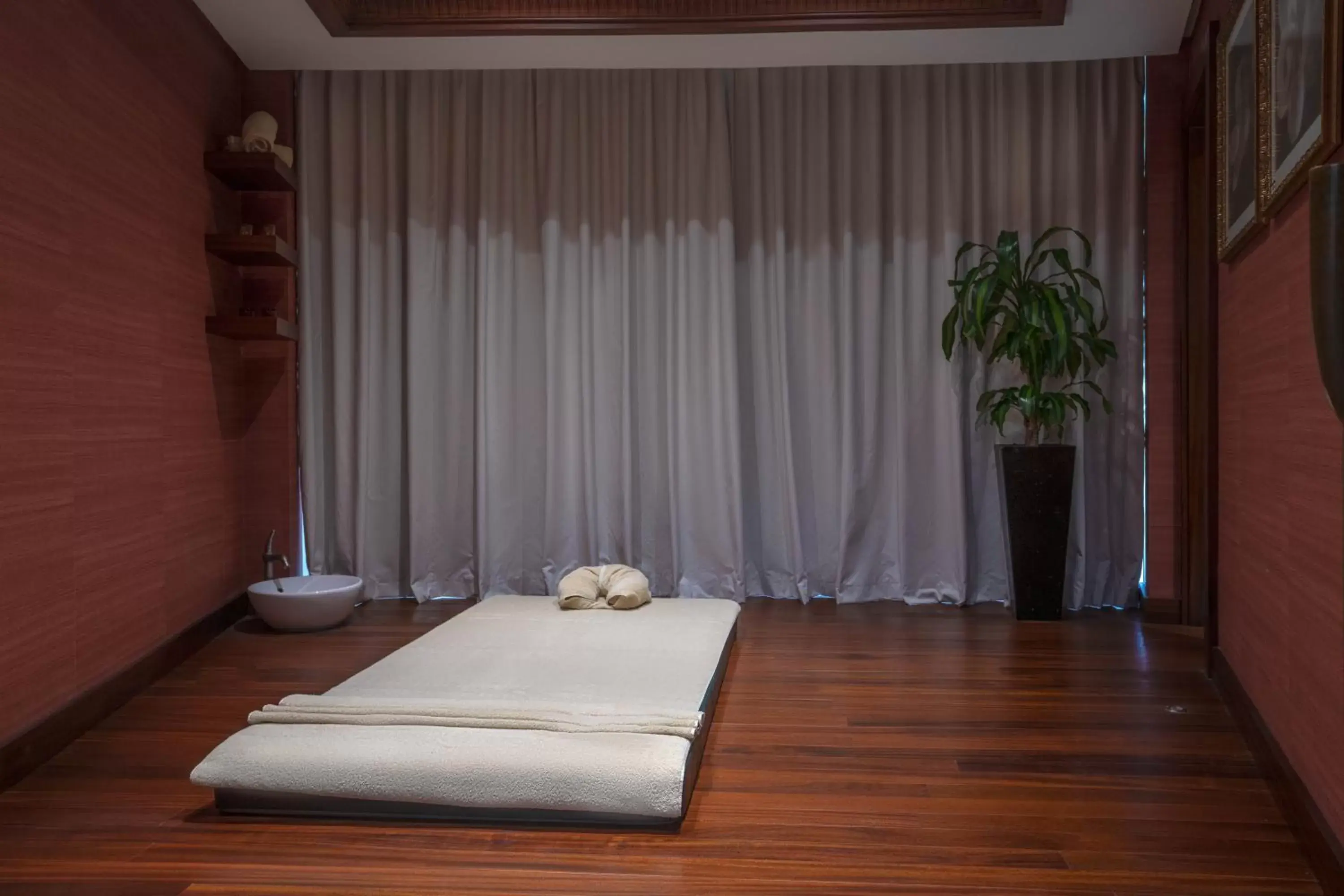 Massage, Bed in The Diplomat Radisson Blu Hotel Residence & Spa