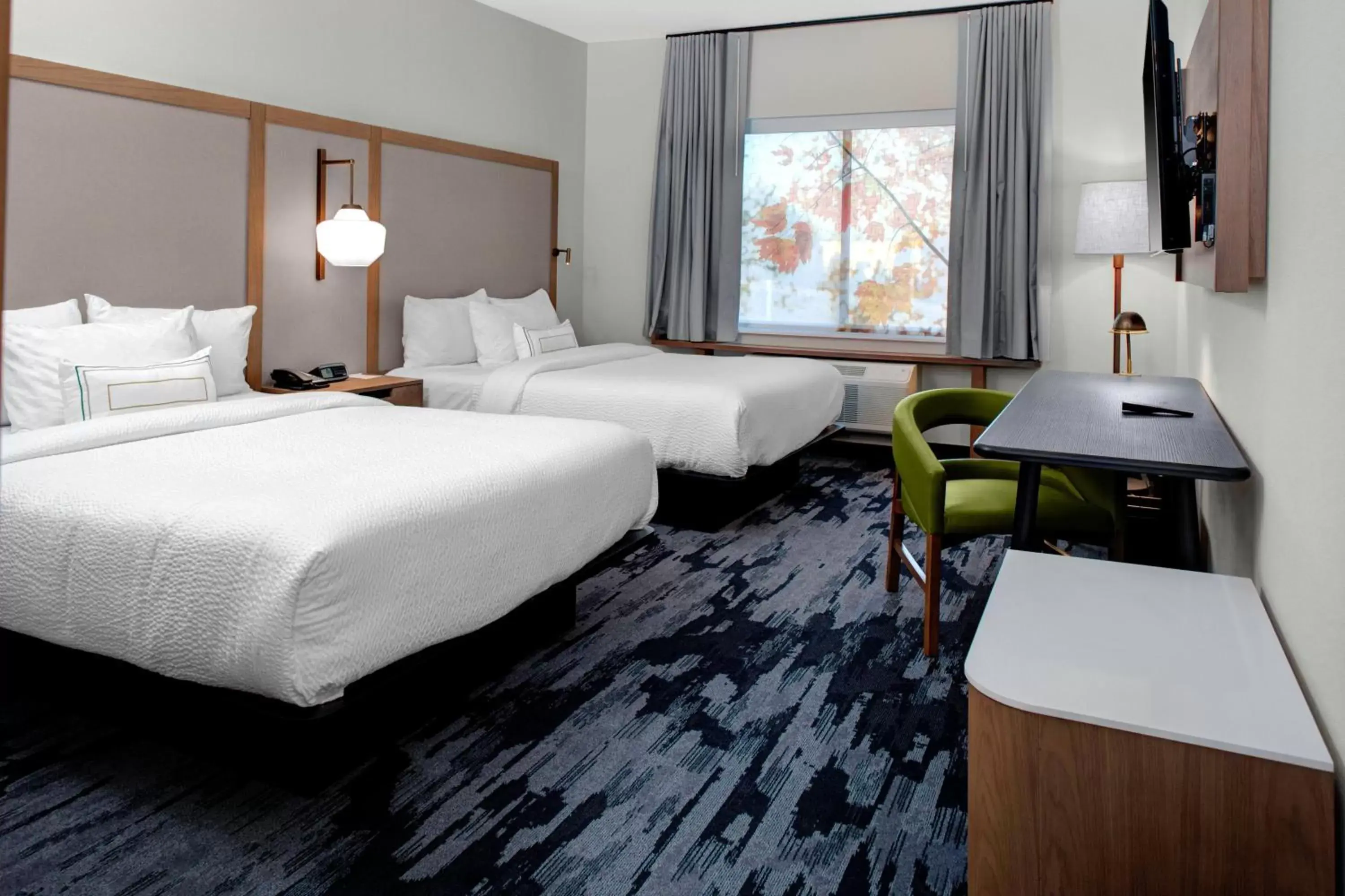 Photo of the whole room, Bed in Fairfield Inn & Suites by Marriott Roanoke Salem