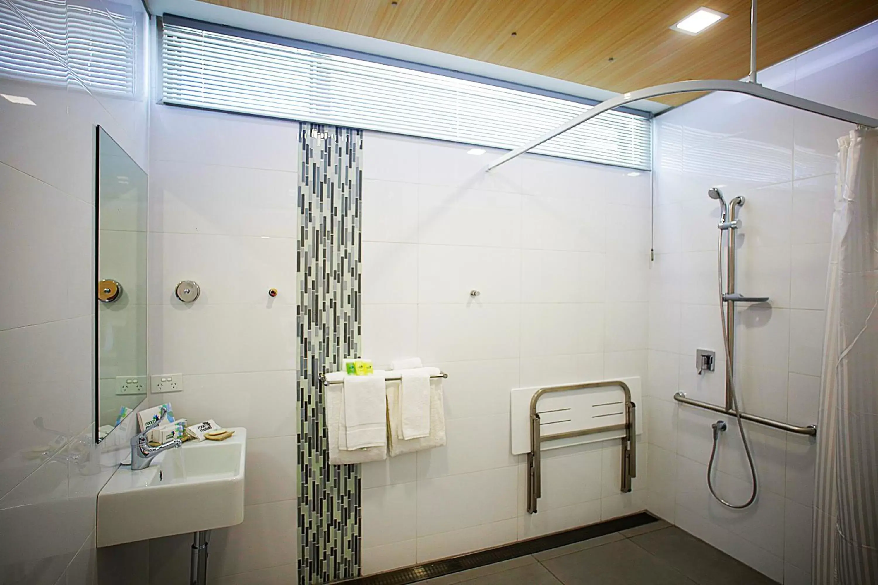 Shower, Bathroom in Room Motels Gatton