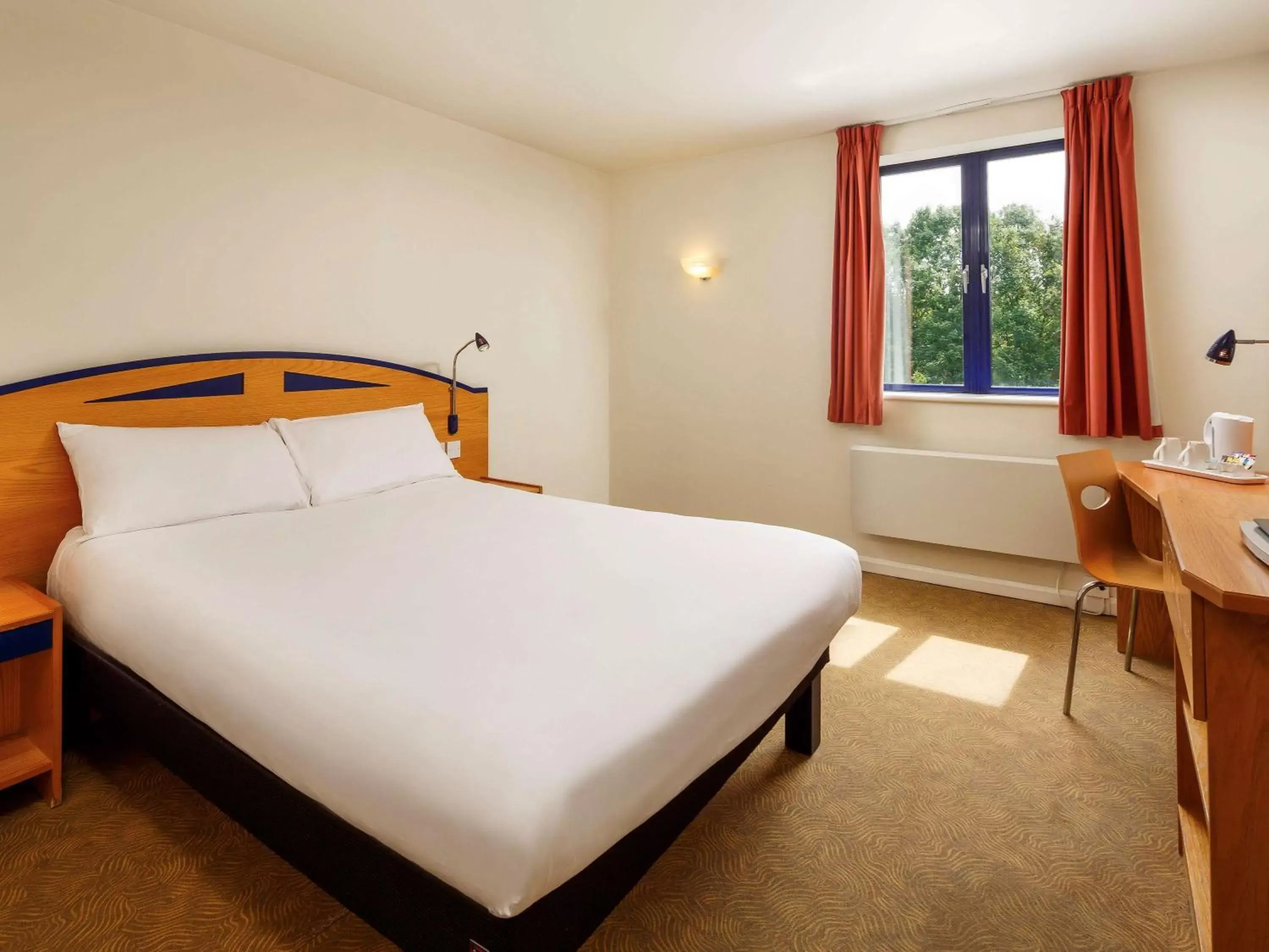 Photo of the whole room, Bed in ibis Preston North