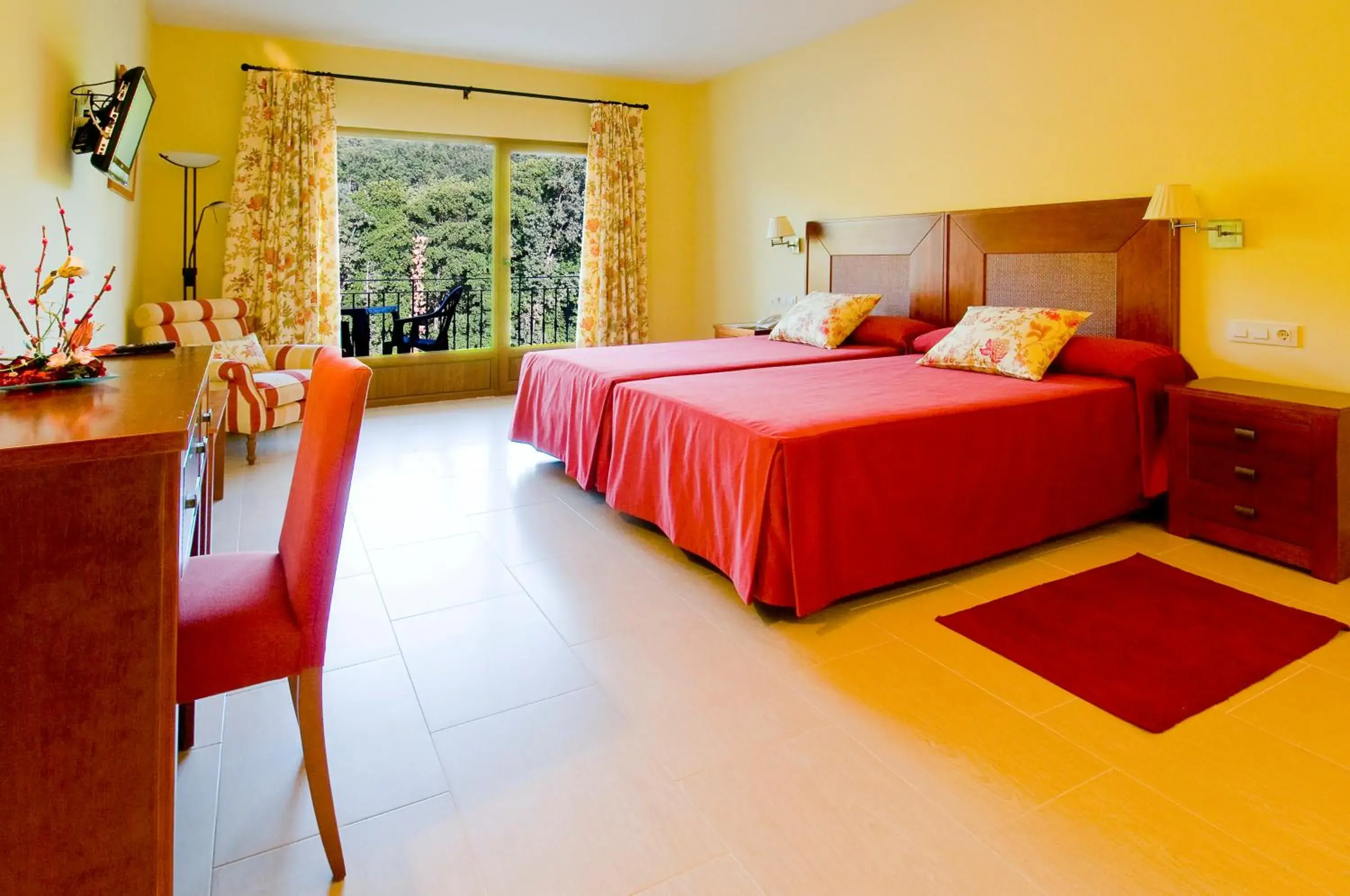 Photo of the whole room, Bed in Mirador de La Portilla