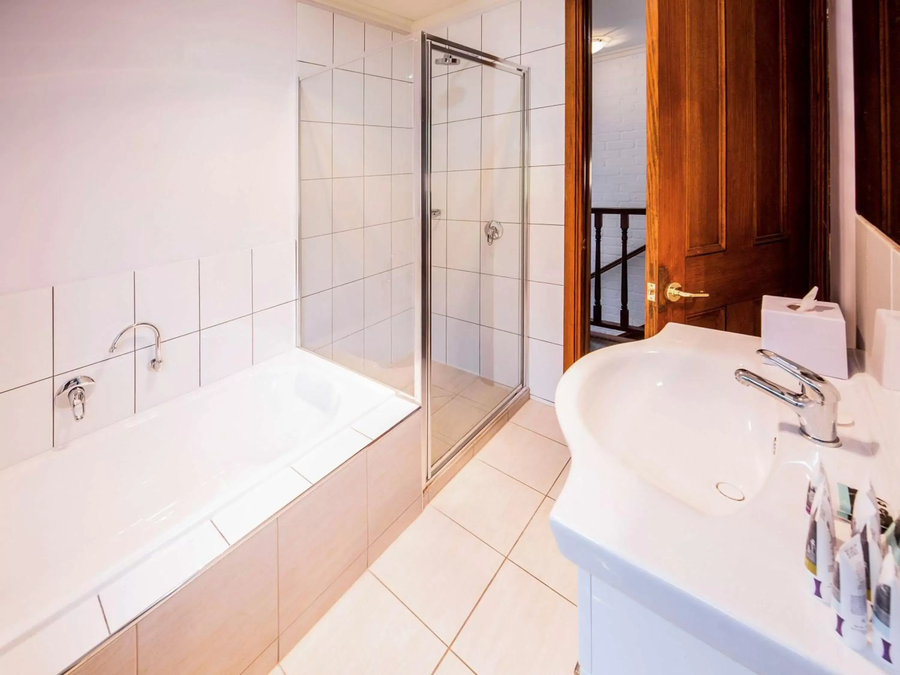 Photo of the whole room, Bathroom in Mercure Ballarat Hotel & Convention Centre
