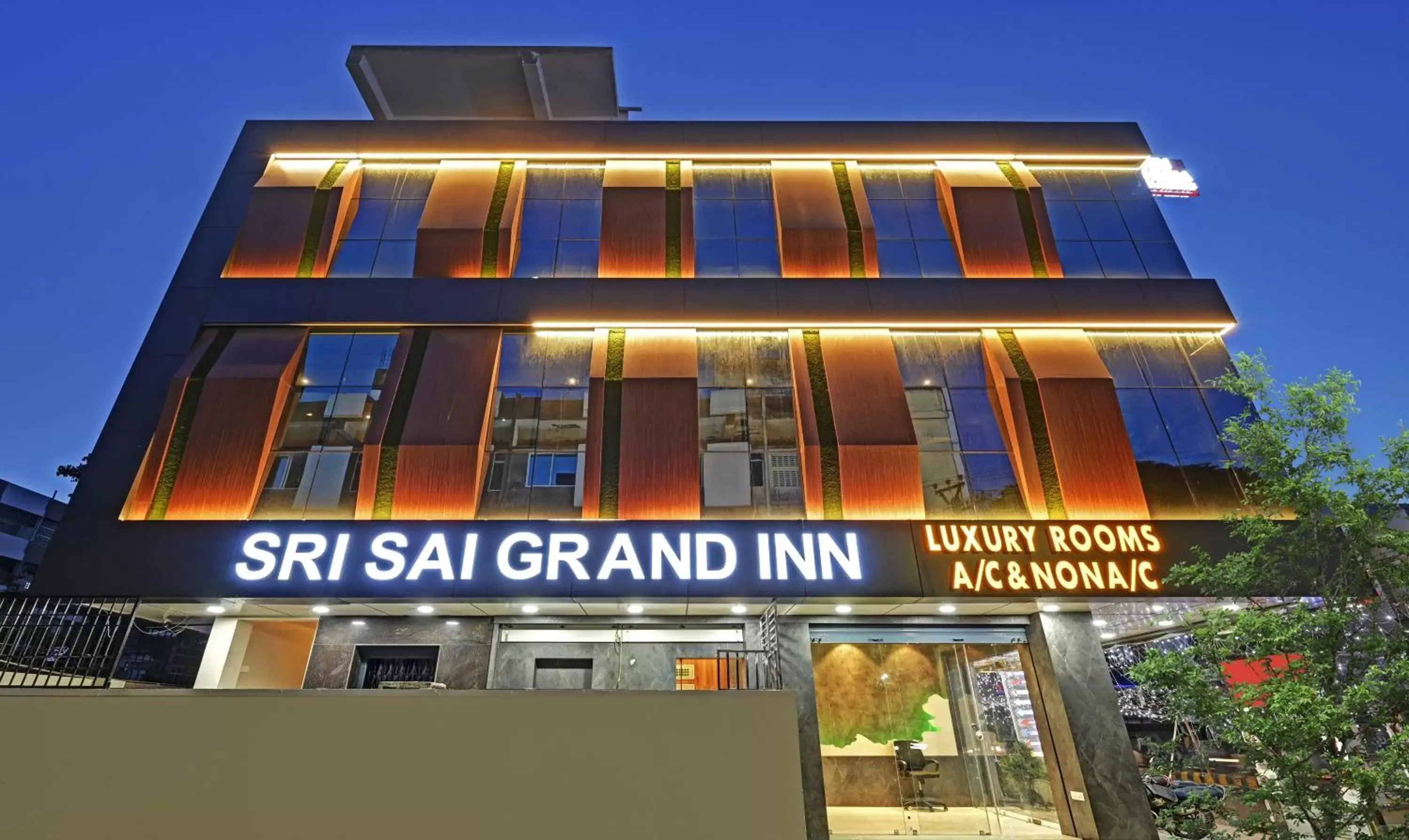 Facade/entrance in Itsy Hotels Sri Sai Grand Inn Facade/entrance in Itsy Hotels Sri Sai Grand Inn