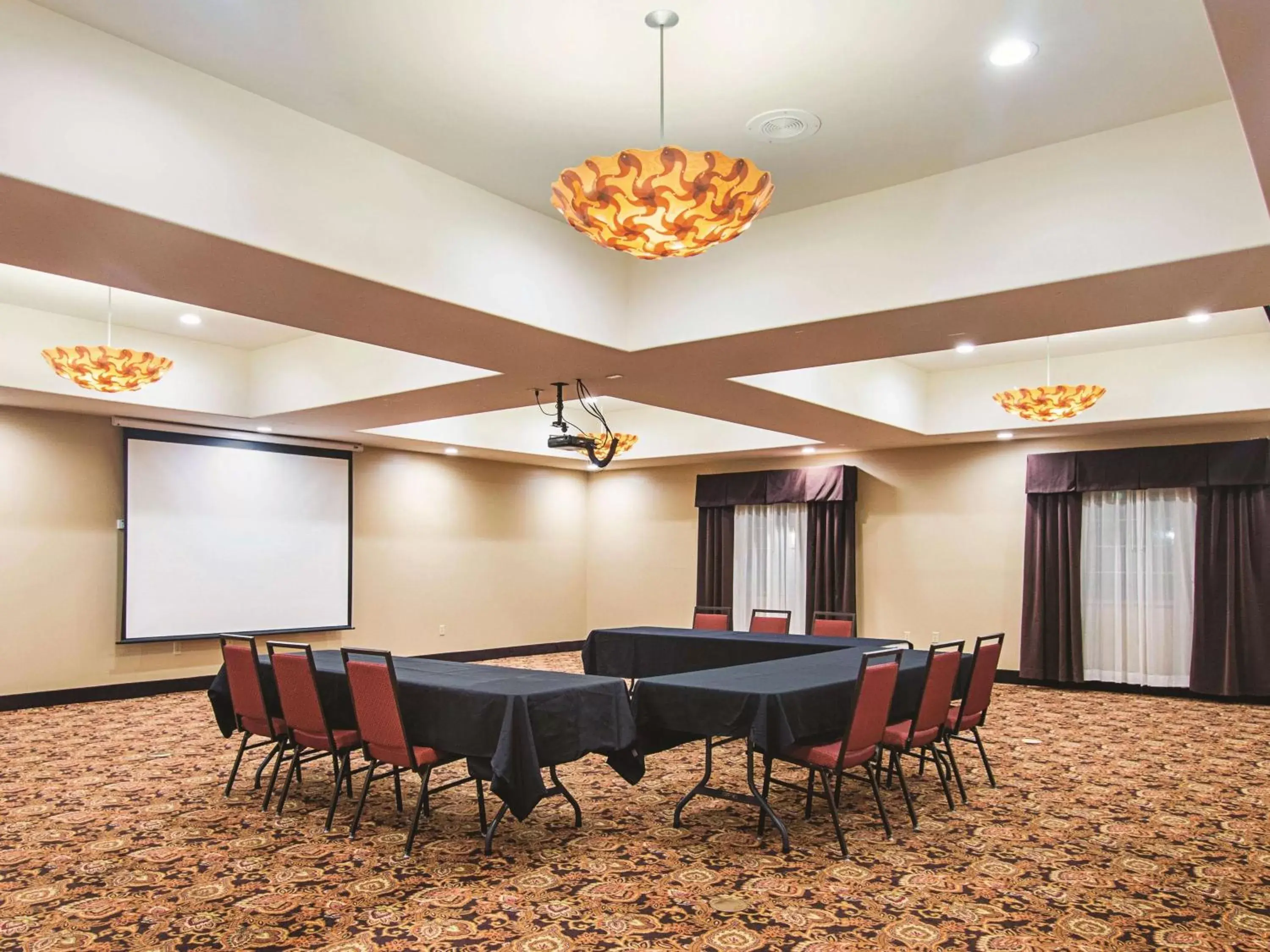 Meeting/conference room in La Quinta by Wyndham Woodway - Waco South