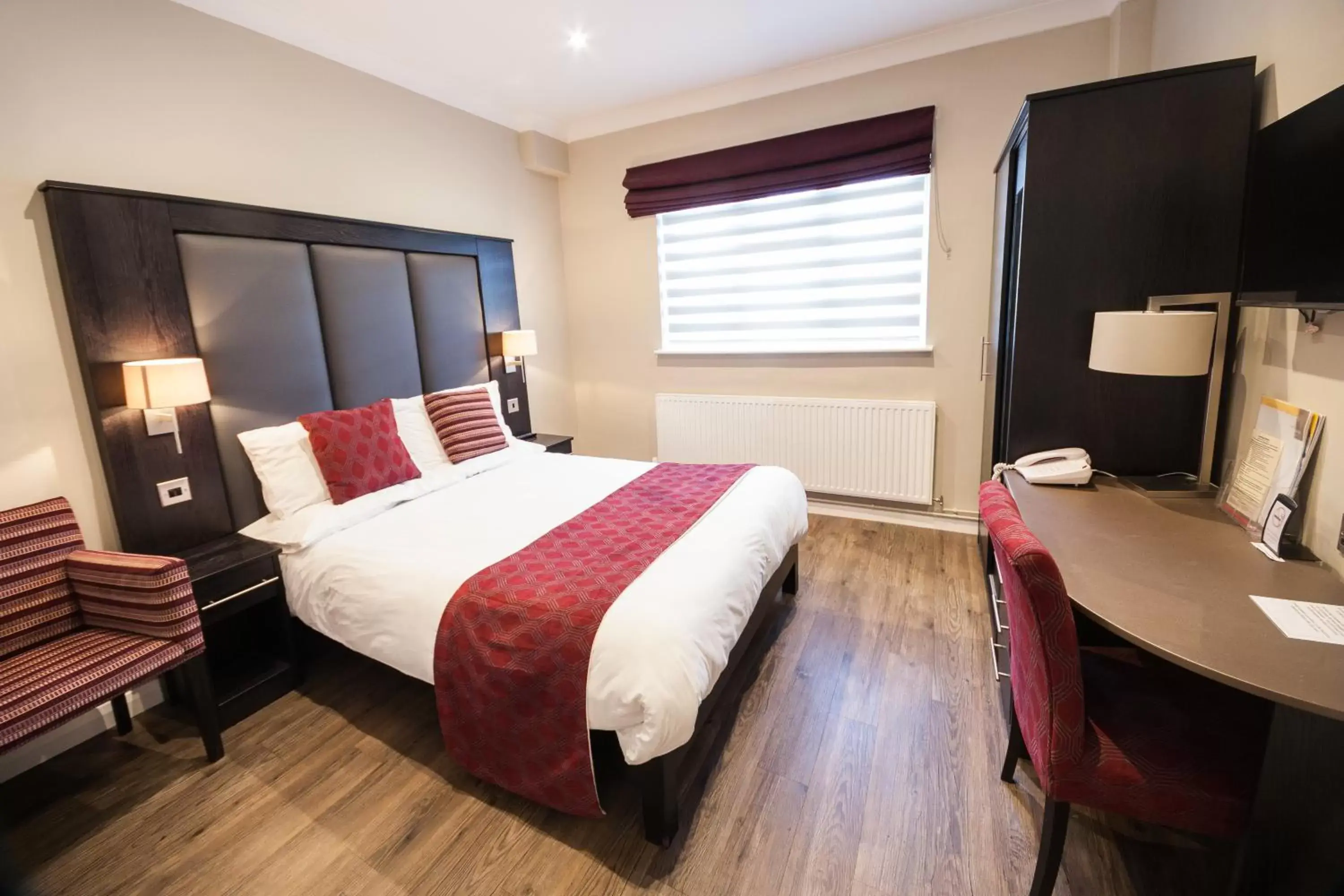 Bedroom, Bed in Crown Lodge Hotel Bedroom, Bed in Crown Lodge Hotel