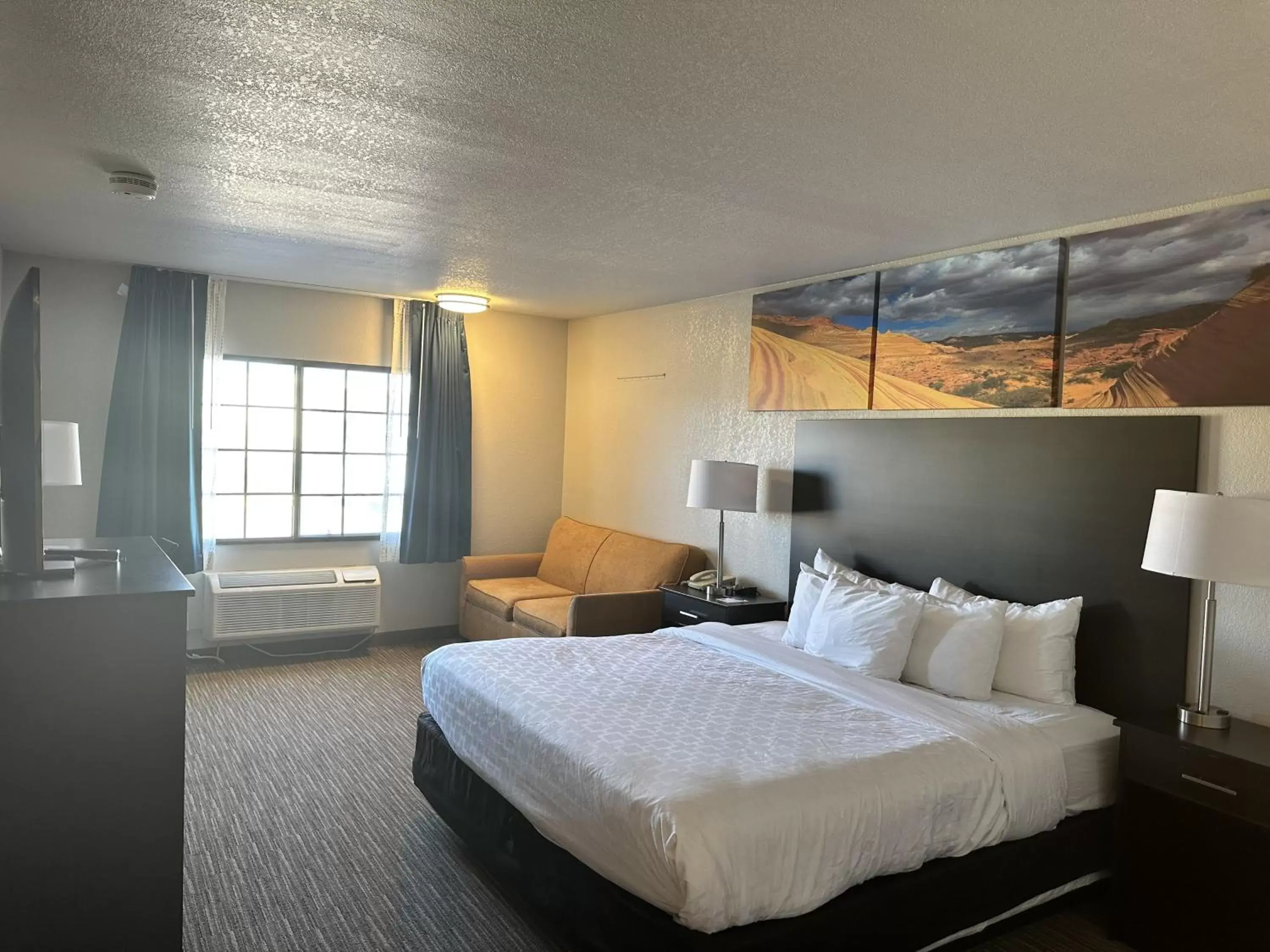 King Room with Pool View - Non-Smoking in Quality Inn Winslow I-40