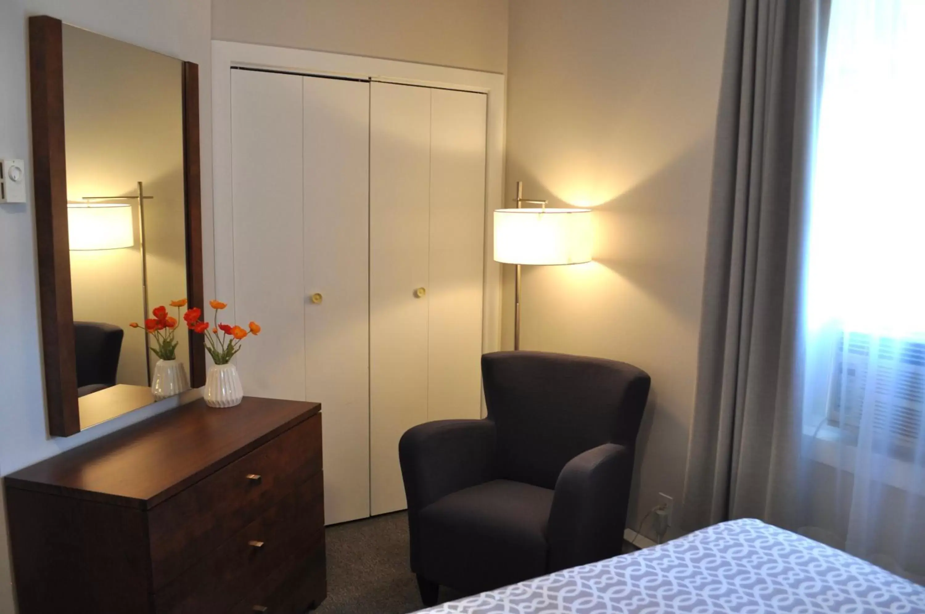 Bedroom, Seating Area in Auberge Du Marchand