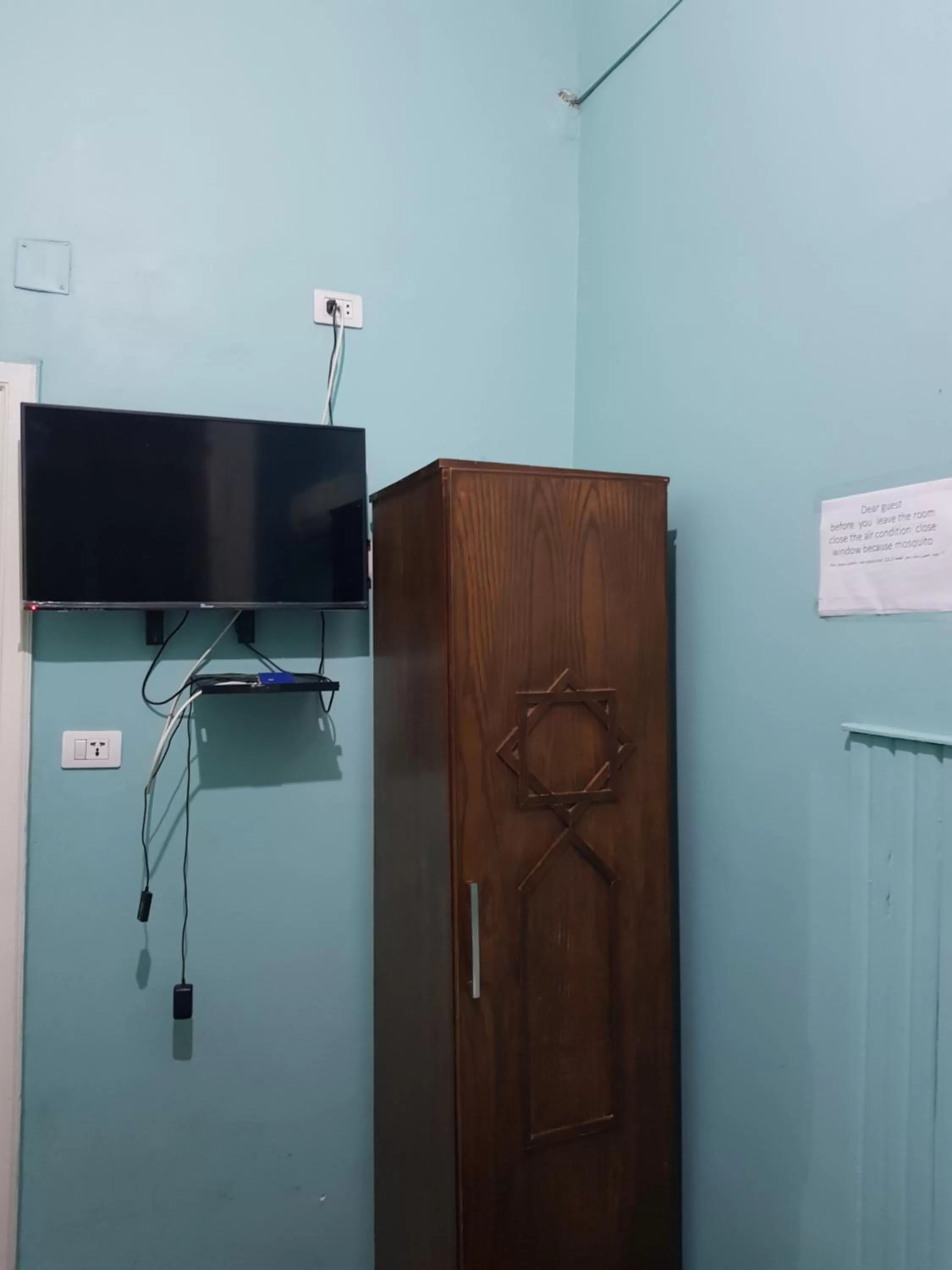 Communal lounge/ TV room in Downtown Inn