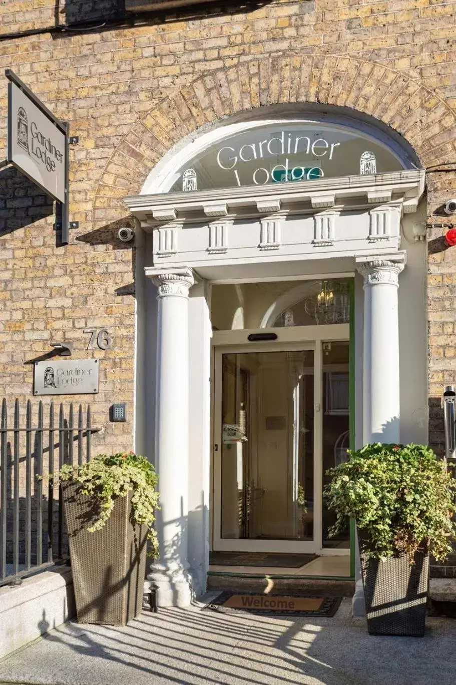 Facade/entrance, Property Logo/Sign in Gardiner Lodge