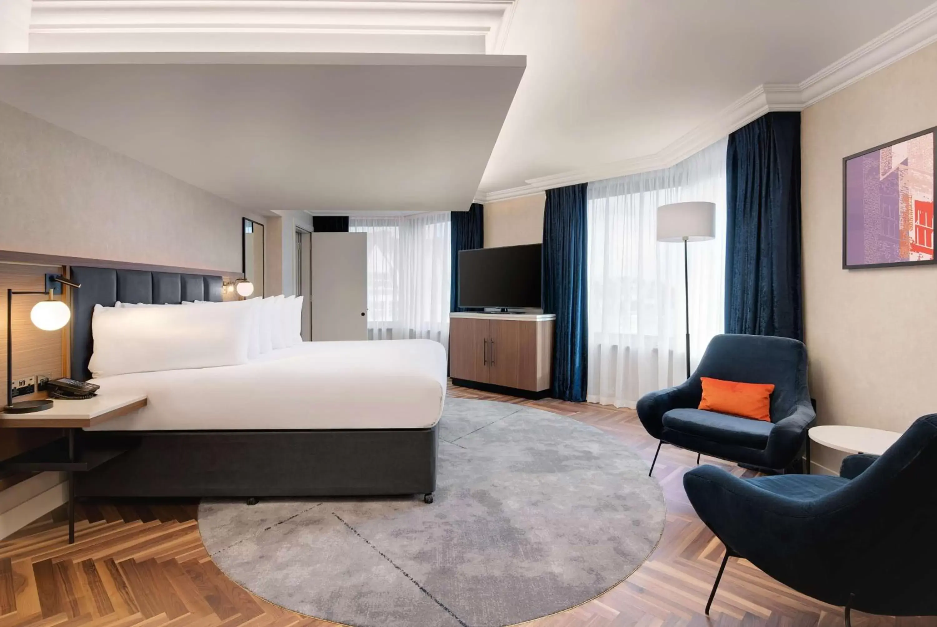 Bed, Seating Area in Hilton London Metropole