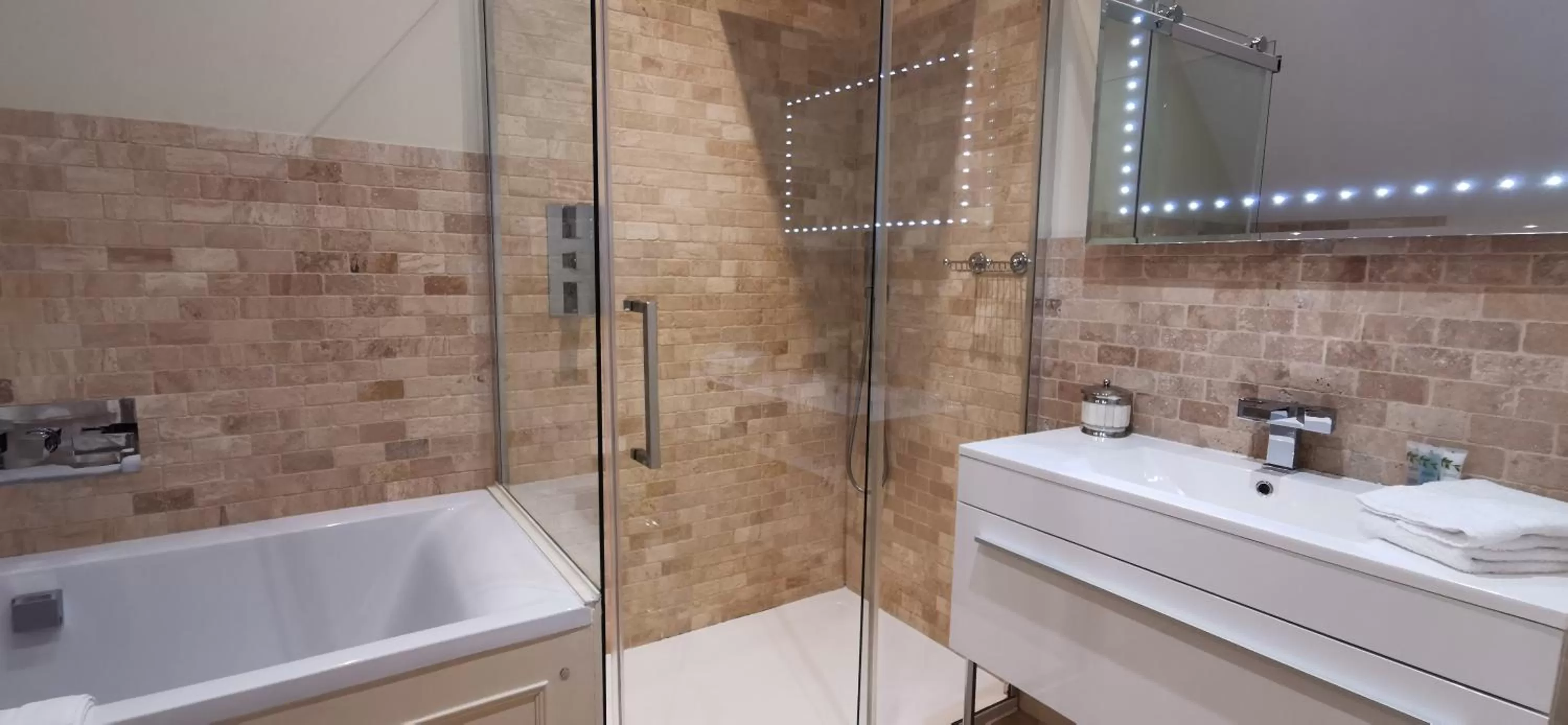 Bathroom in Buccleuch and Queensberry Arms Hotel