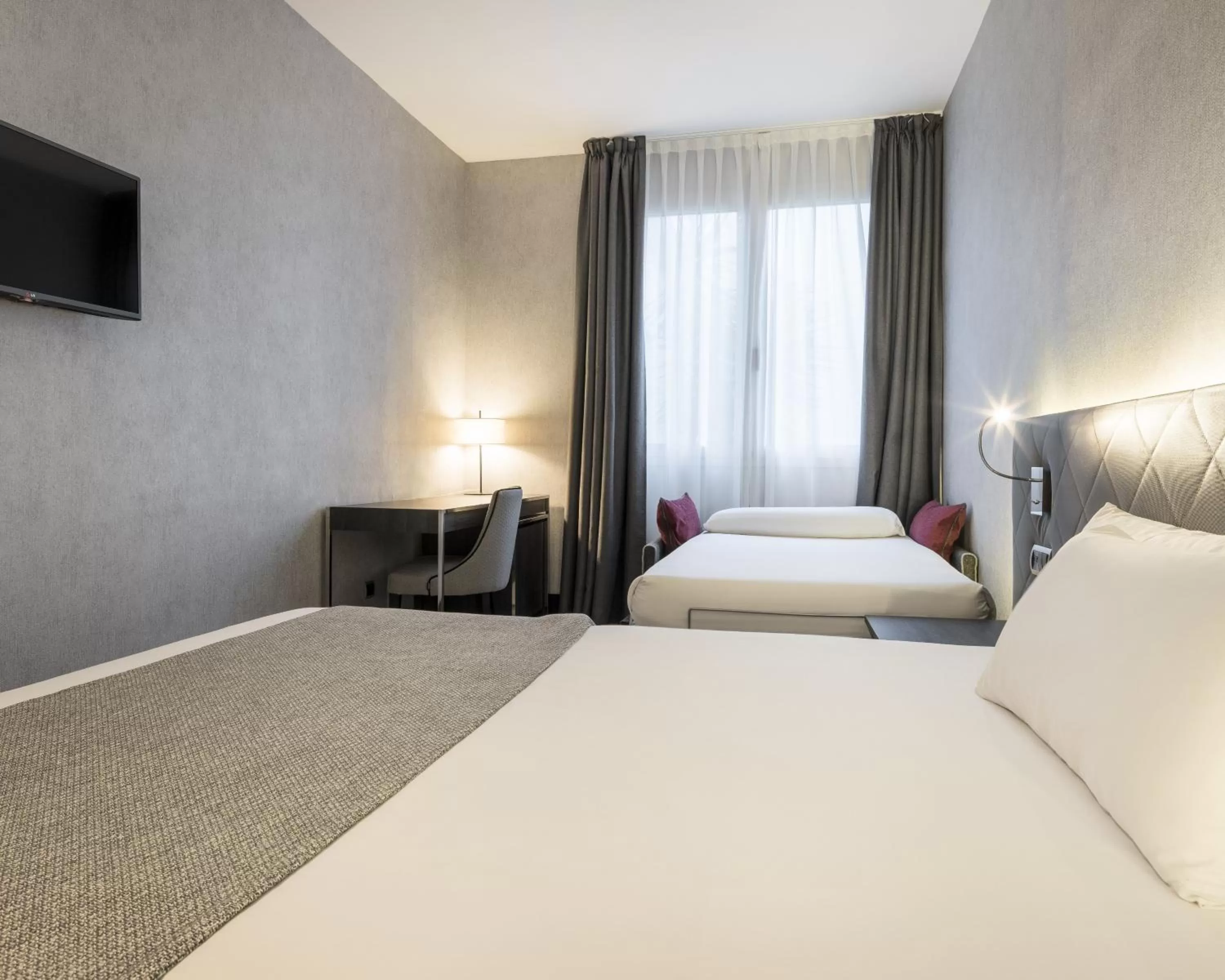 Photo of the whole room, Bed in Ilunion Bel-Art