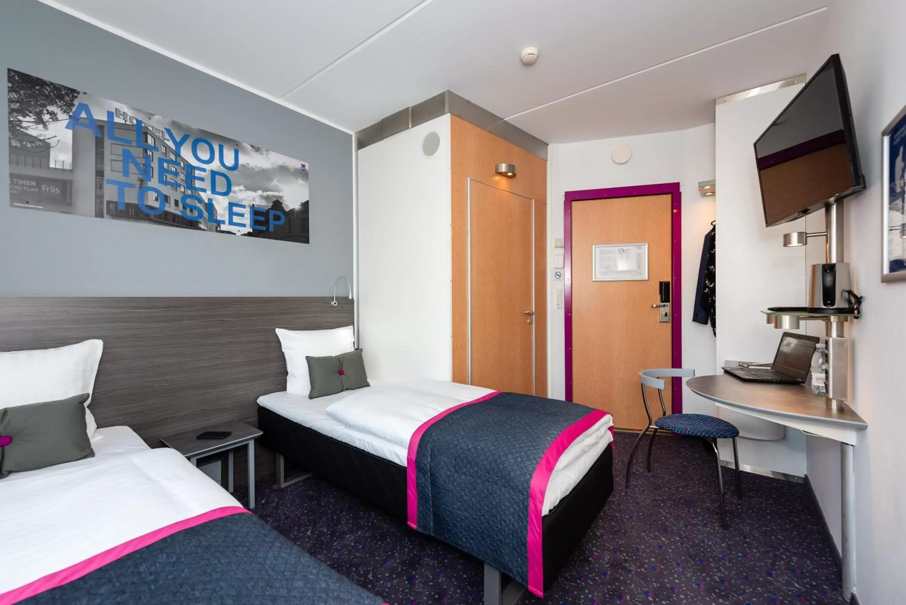 Shower, Bed in Cabinn Aalborg