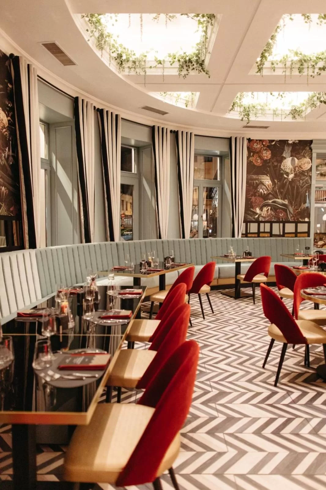 Restaurant/places to eat in Hotel Select