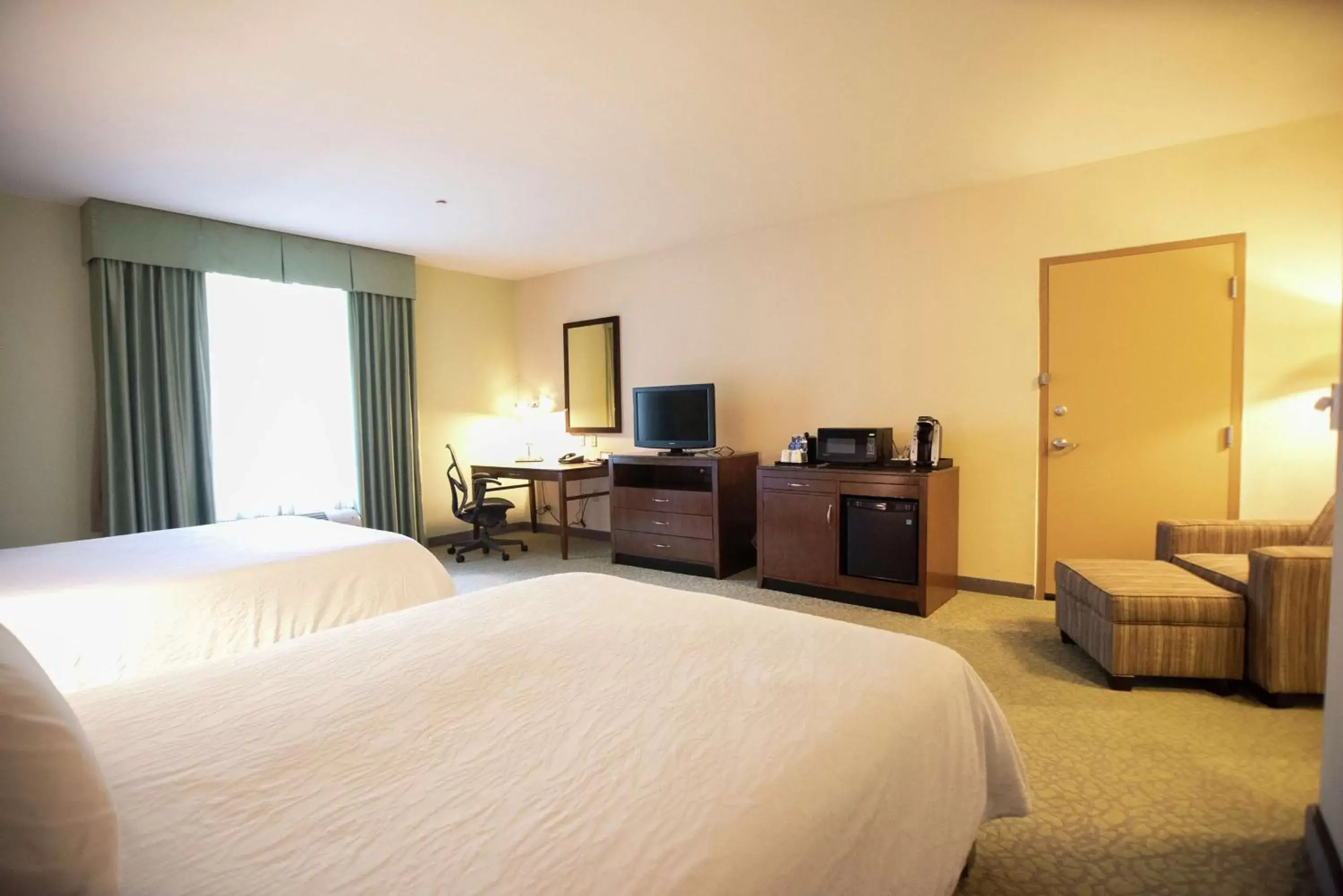 Bedroom, Bed in Hilton Garden Inn Covington/Mandeville