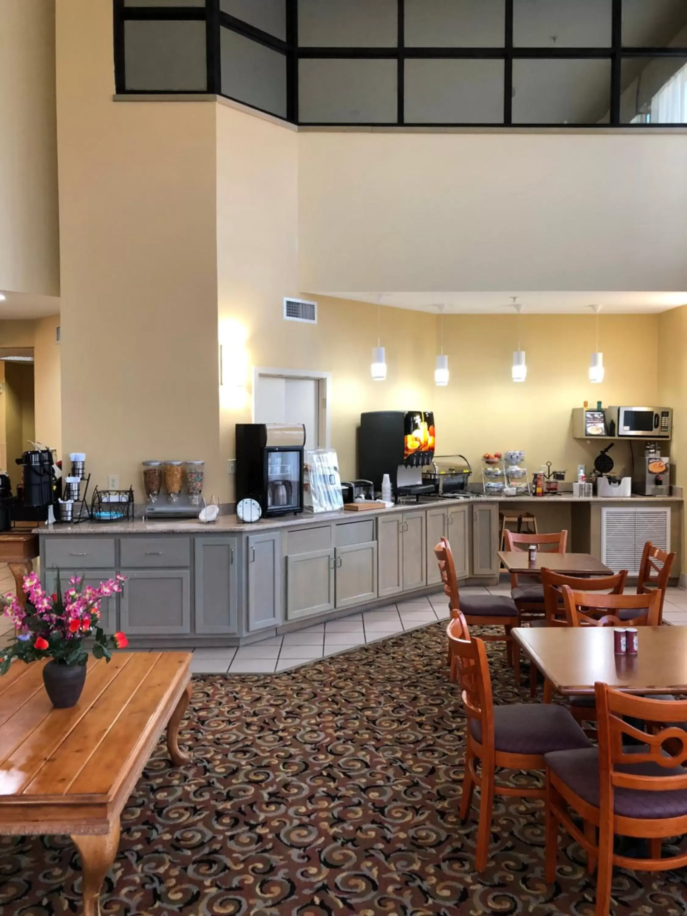 Continental breakfast, Restaurant/Places to Eat in Millennium Inn