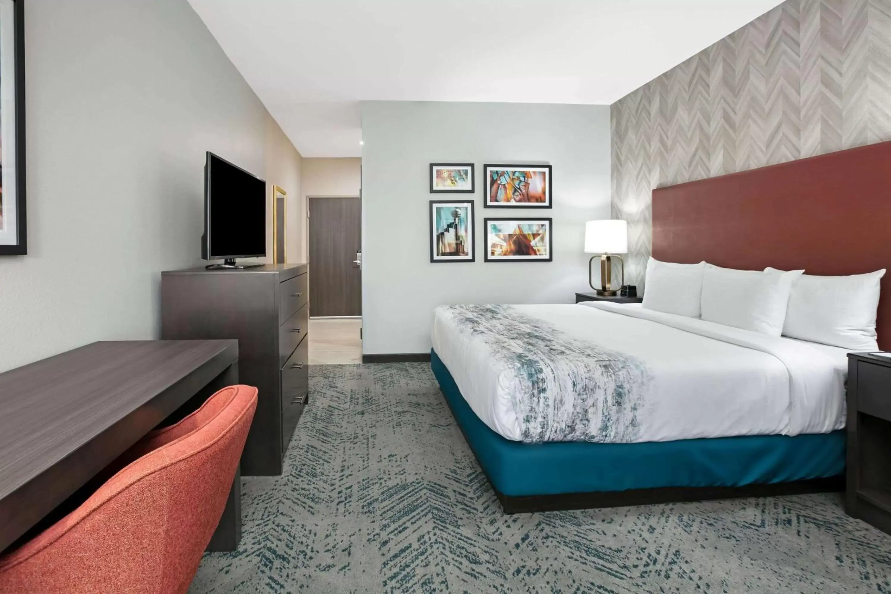Photo of the whole room, Bed in La Quinta Inn & Suites DFW West-Glade-Parks