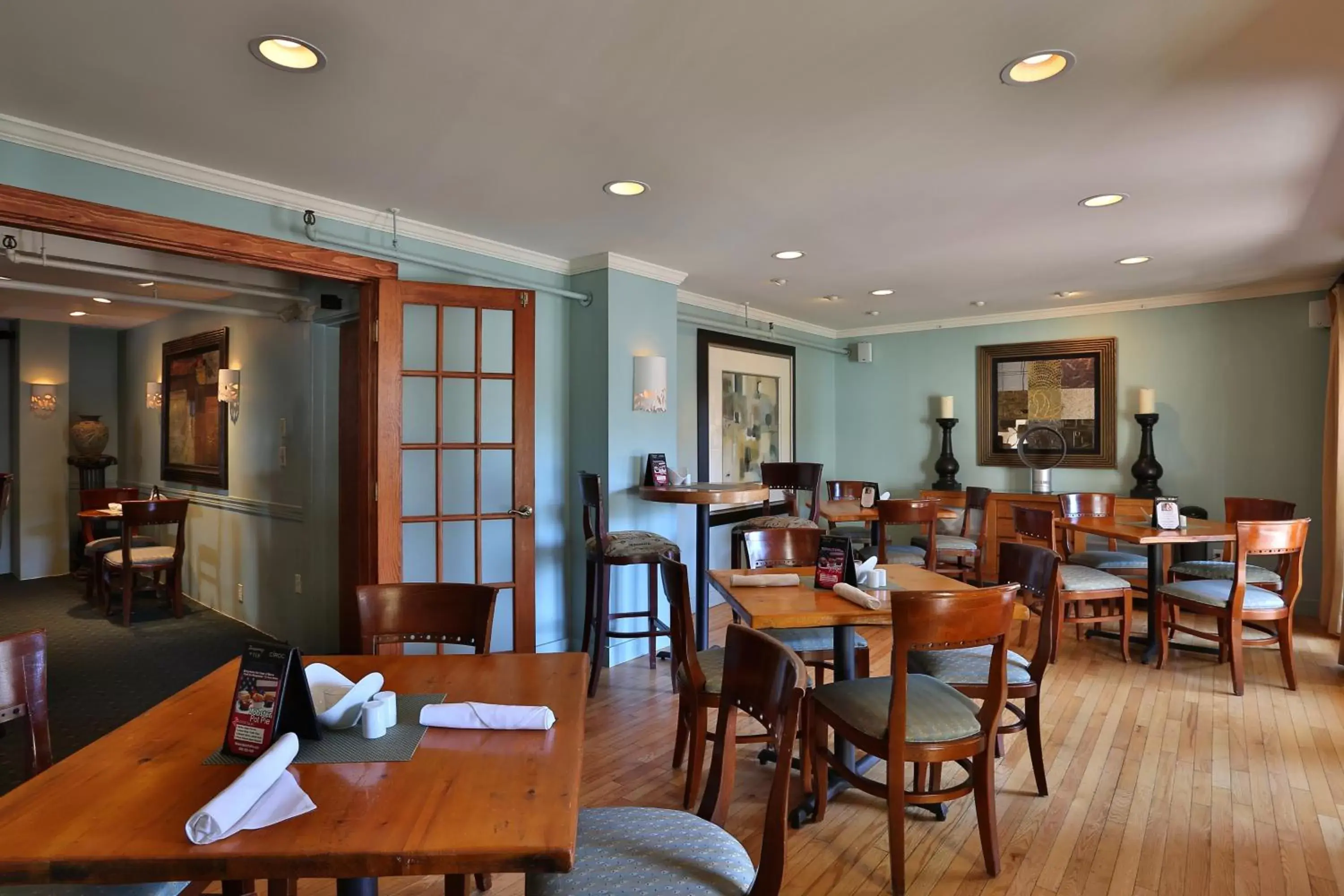 Restaurant/Places to Eat in The Kennebunk Inn