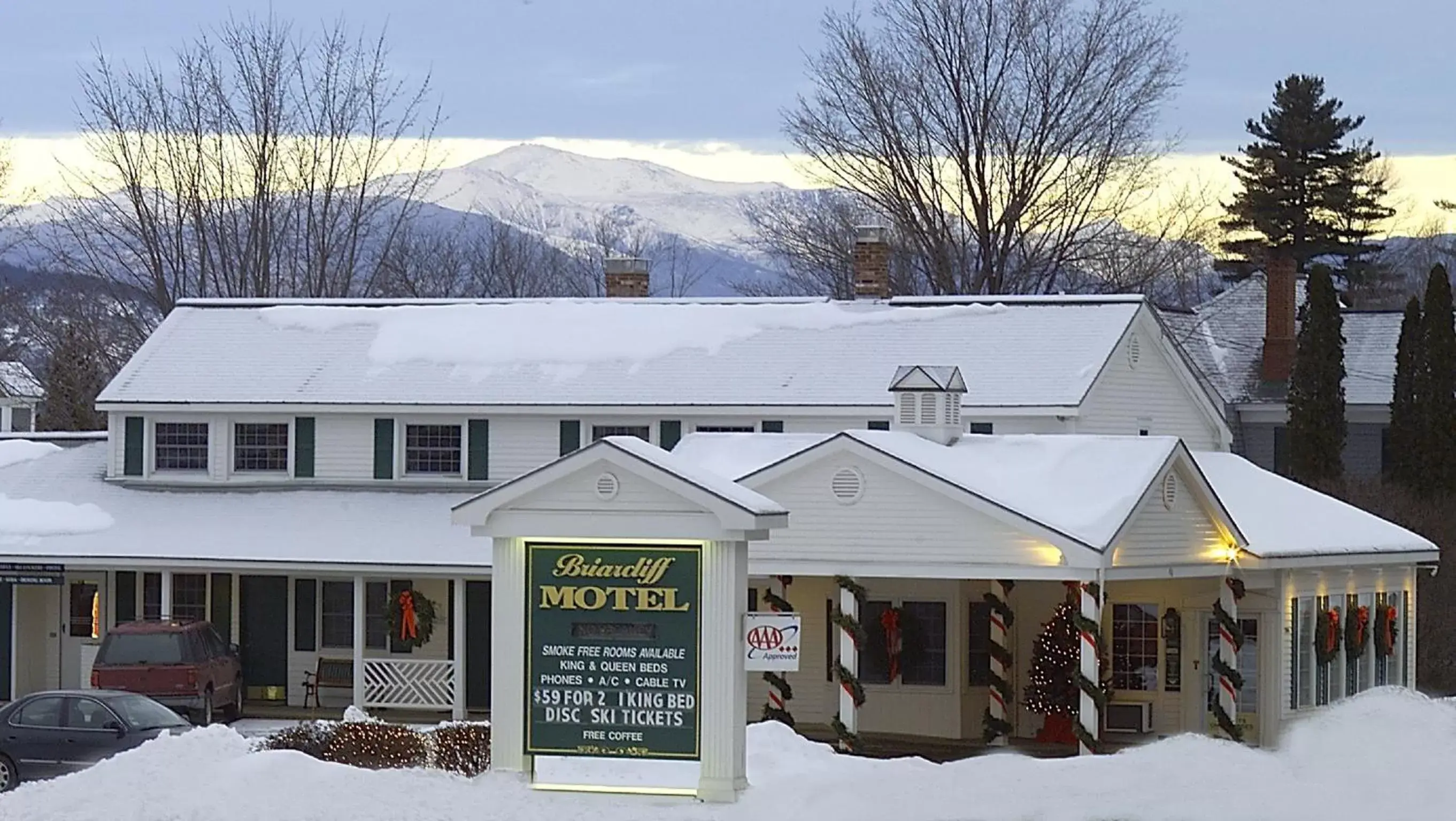 Facade/entrance, Winter in Briarcliff Motel