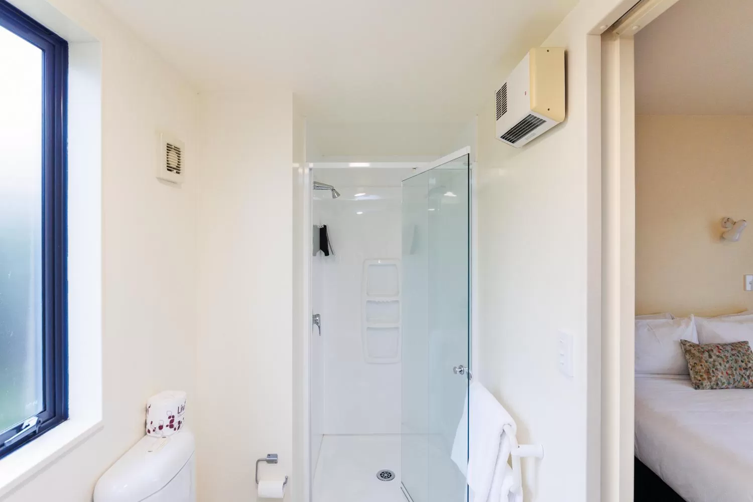 Shower, Bed in Bella Vista Motel Palmerston North