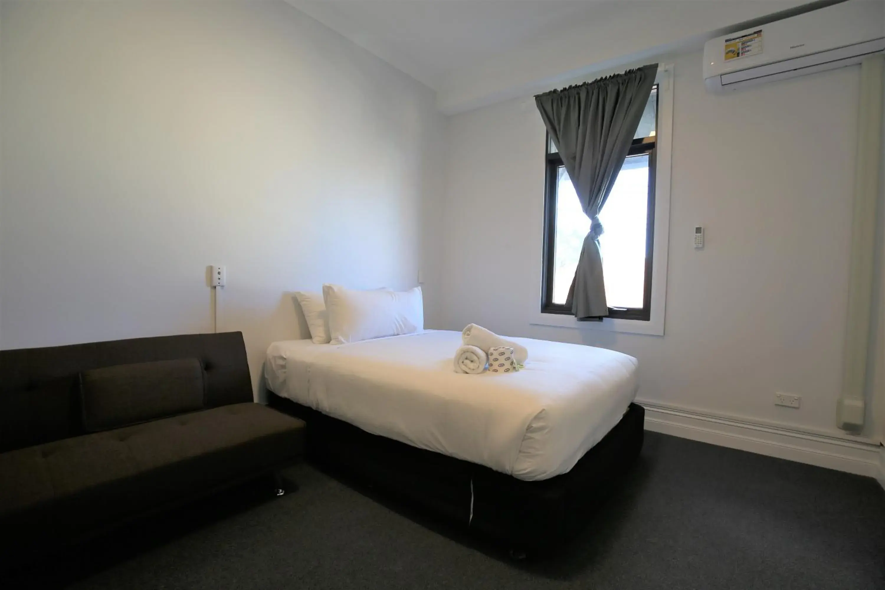 Bedroom, Bed in Newtown Budget Hotel