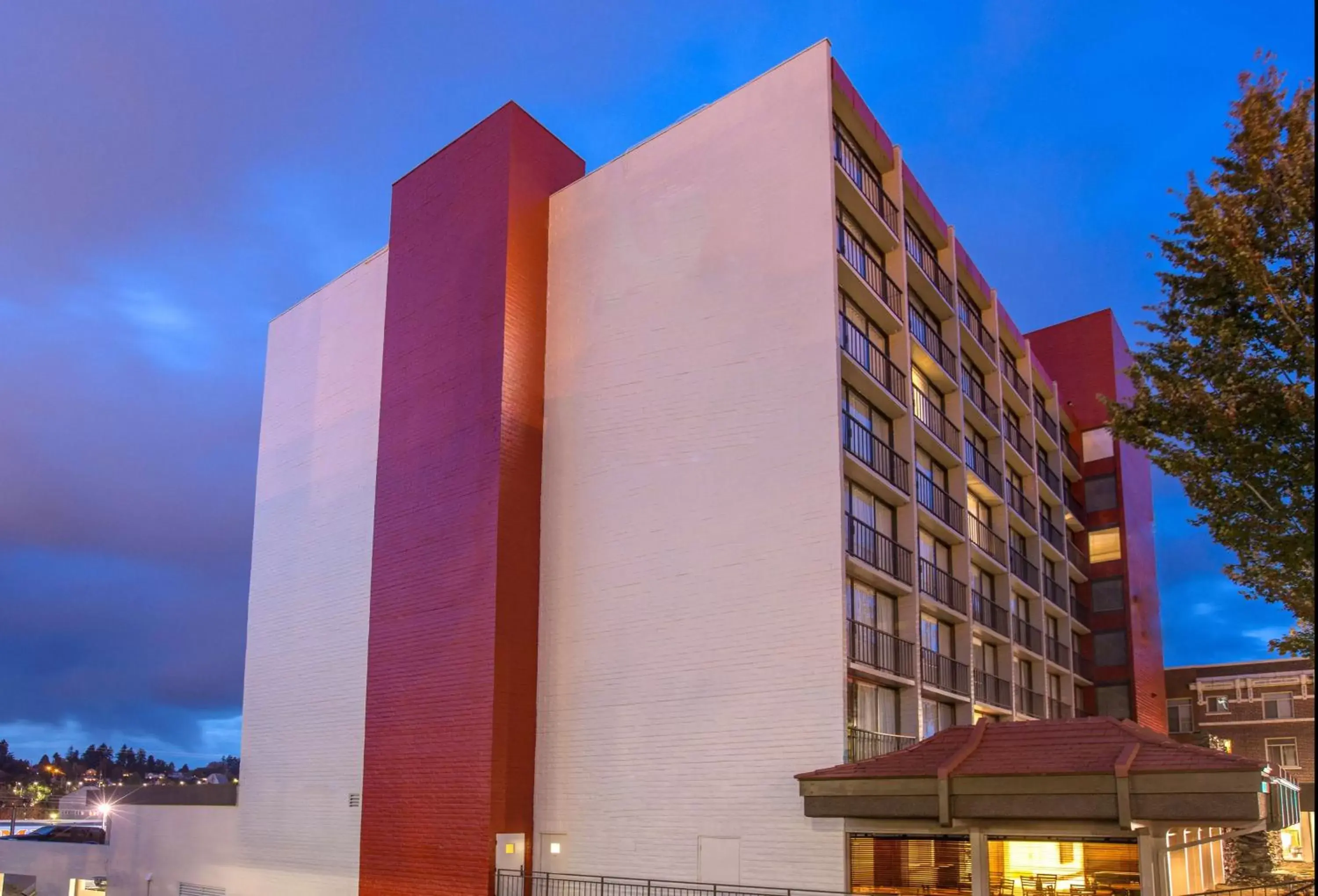 Property building in Red Lion Inn & Suites Olympia, Governor Hotel Property building in Red Lion Inn & Suites Olympia, Governor Hotel