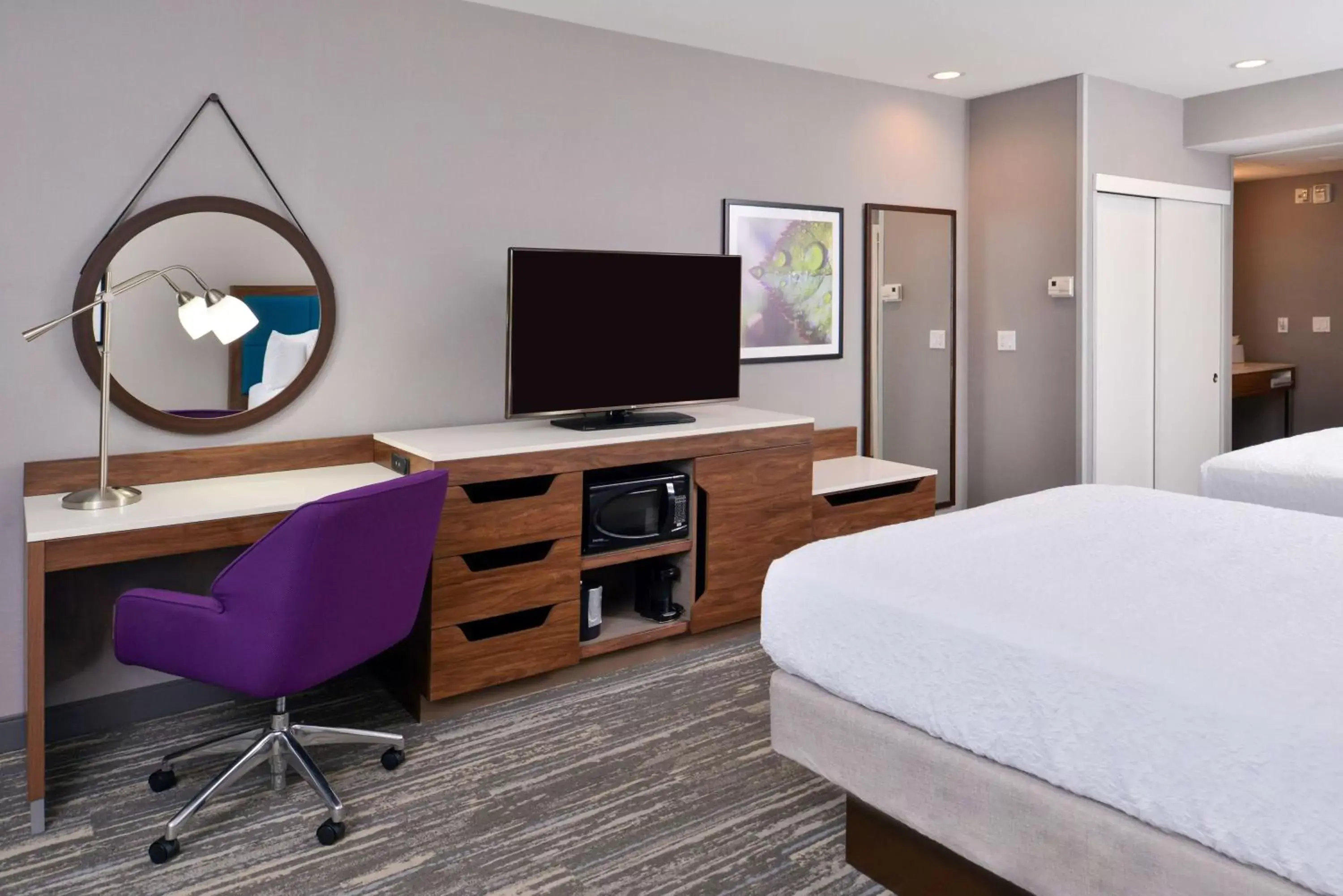 Bedroom, TV/Entertainment Center in Hampton Inn & Suites Boise/Spectrum