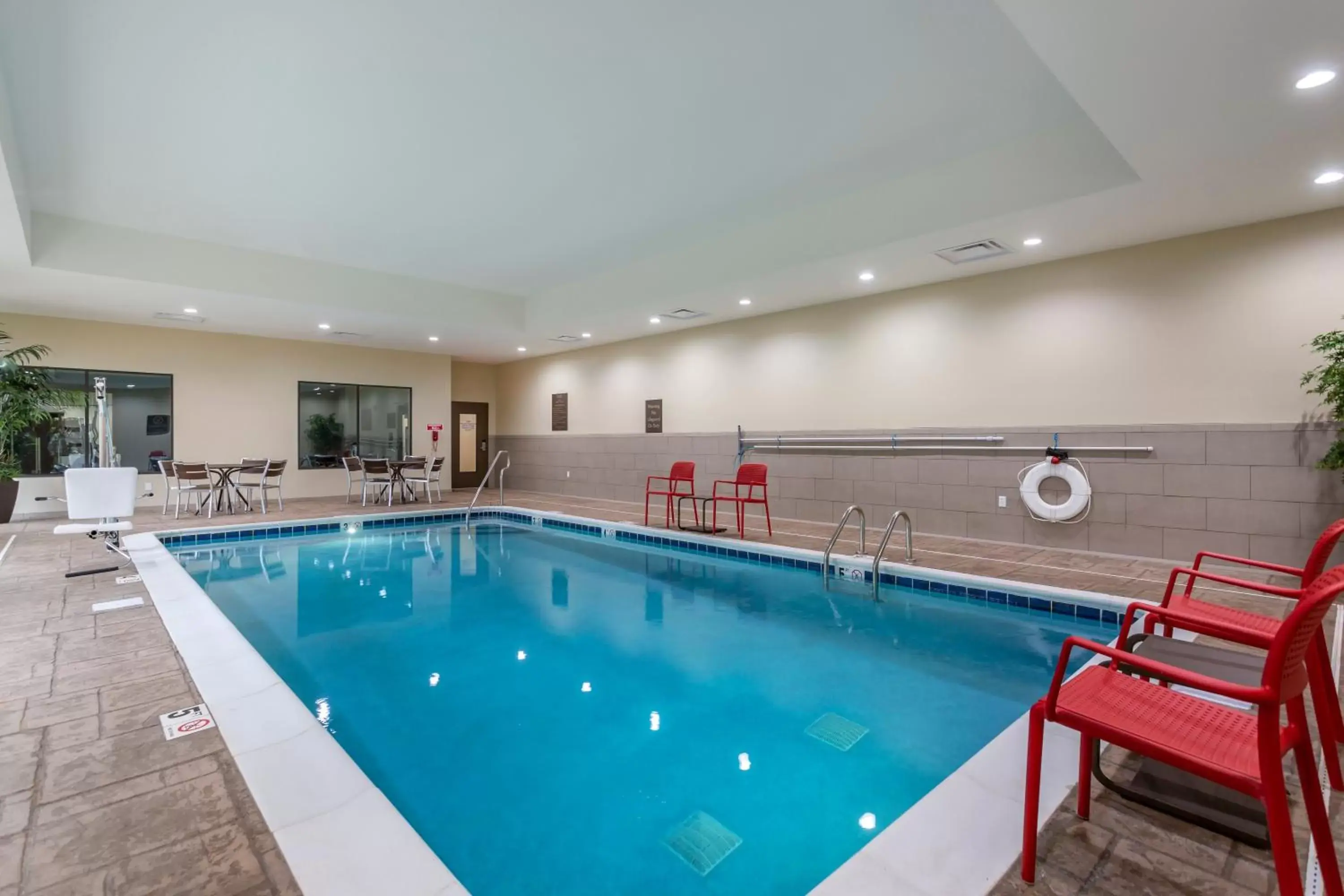 Swimming Pool in Comfort Suites