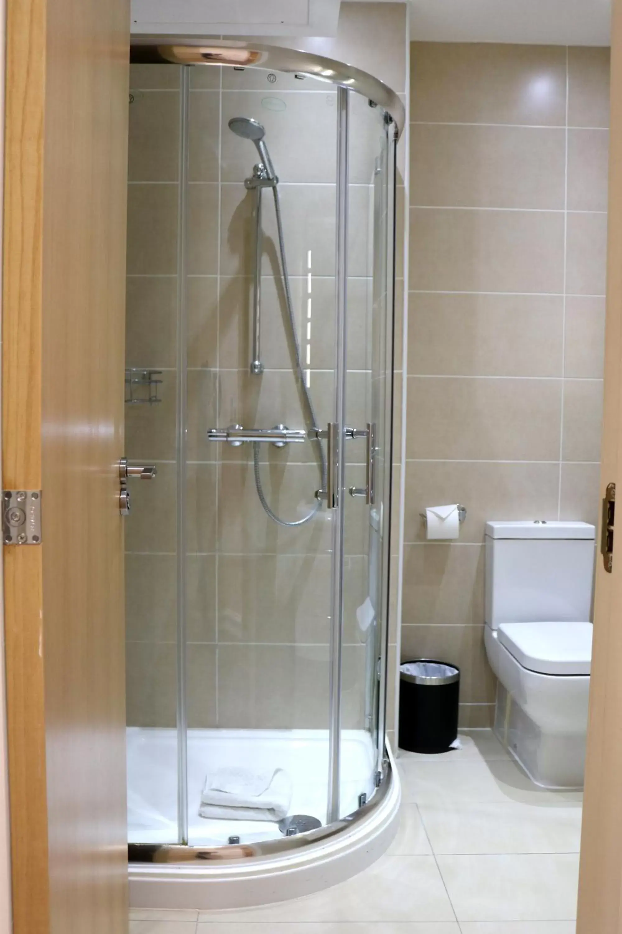 Shower, Bathroom in The Shoreditch Inn
