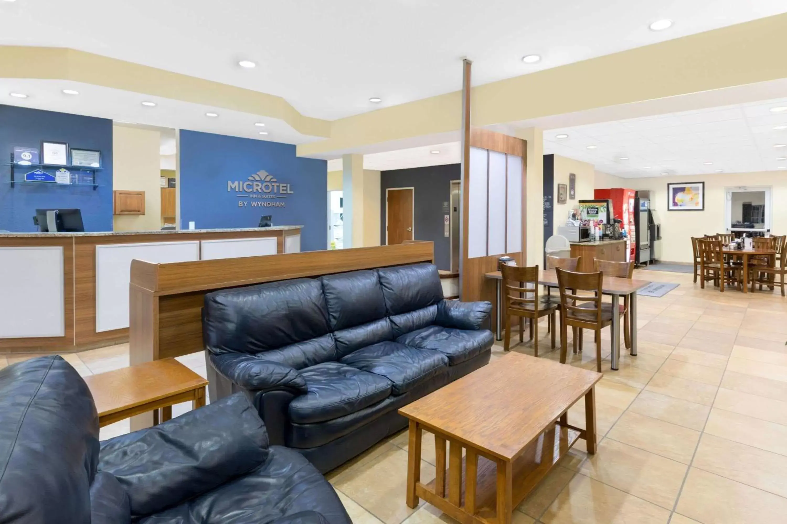 Lobby or reception, Lounge/Bar in Microtel Inn & Suites - Kearney