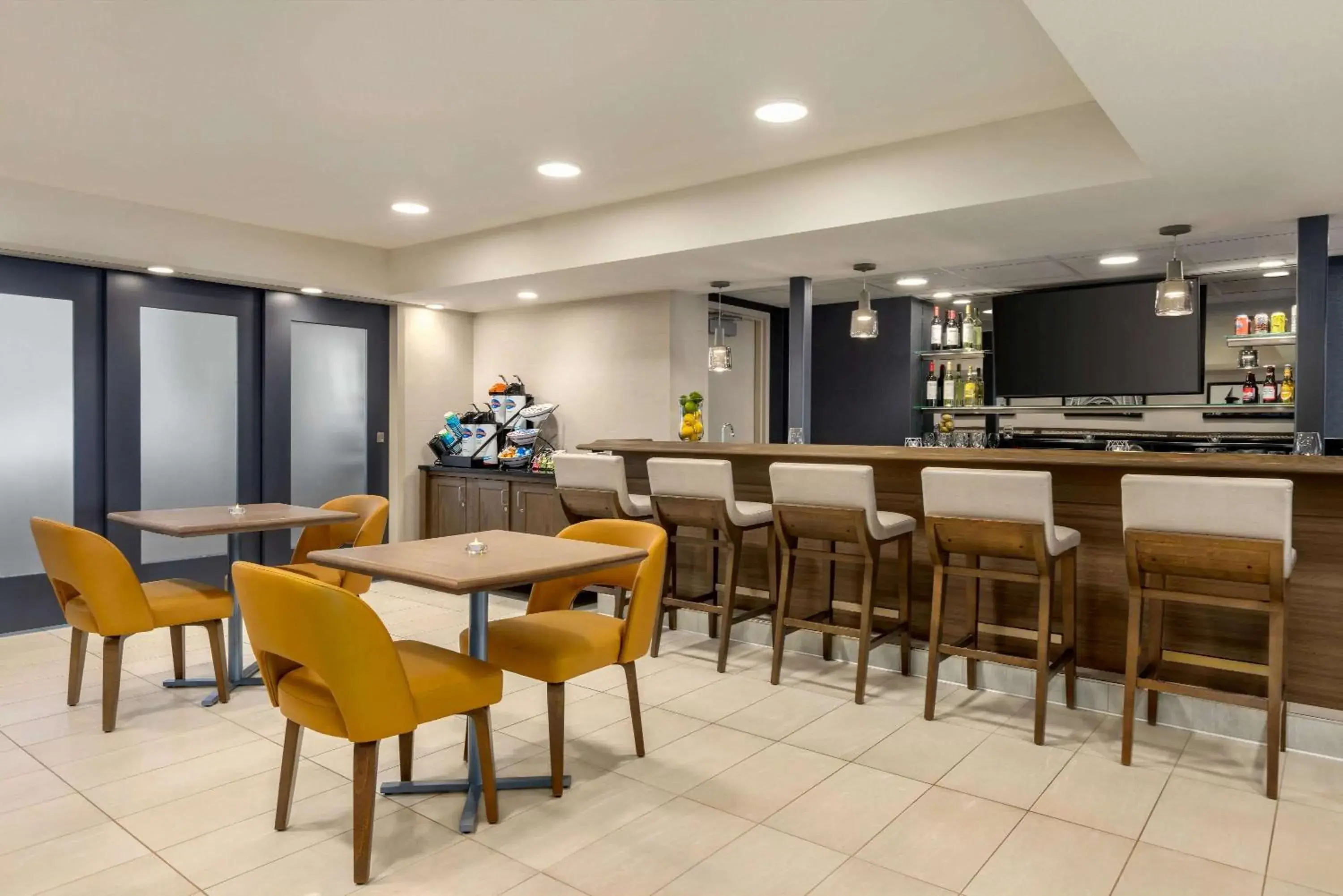 Restaurant/places to eat, Lounge/Bar in Baymont by Wyndham Owatonna