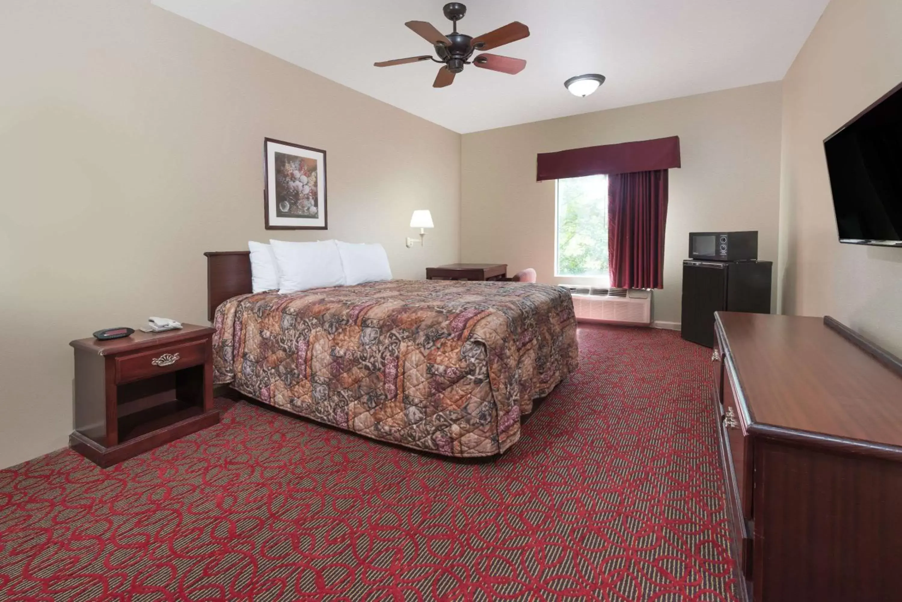 Photo of the whole room, Bed in Days Inn by Wyndham St Peters/St Charles