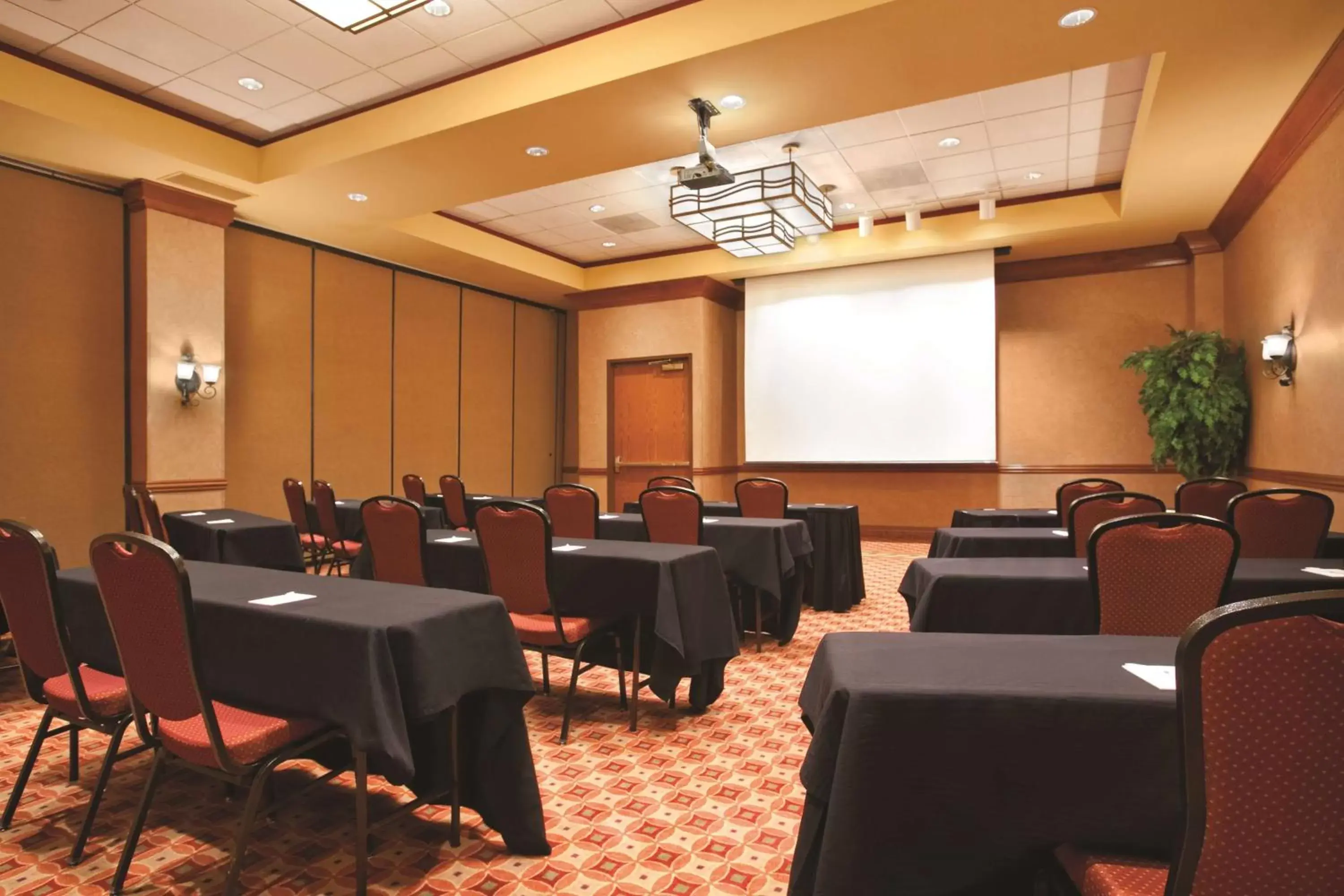 Meeting/conference room in Embassy Suites Hot Springs - Hotel & Spa