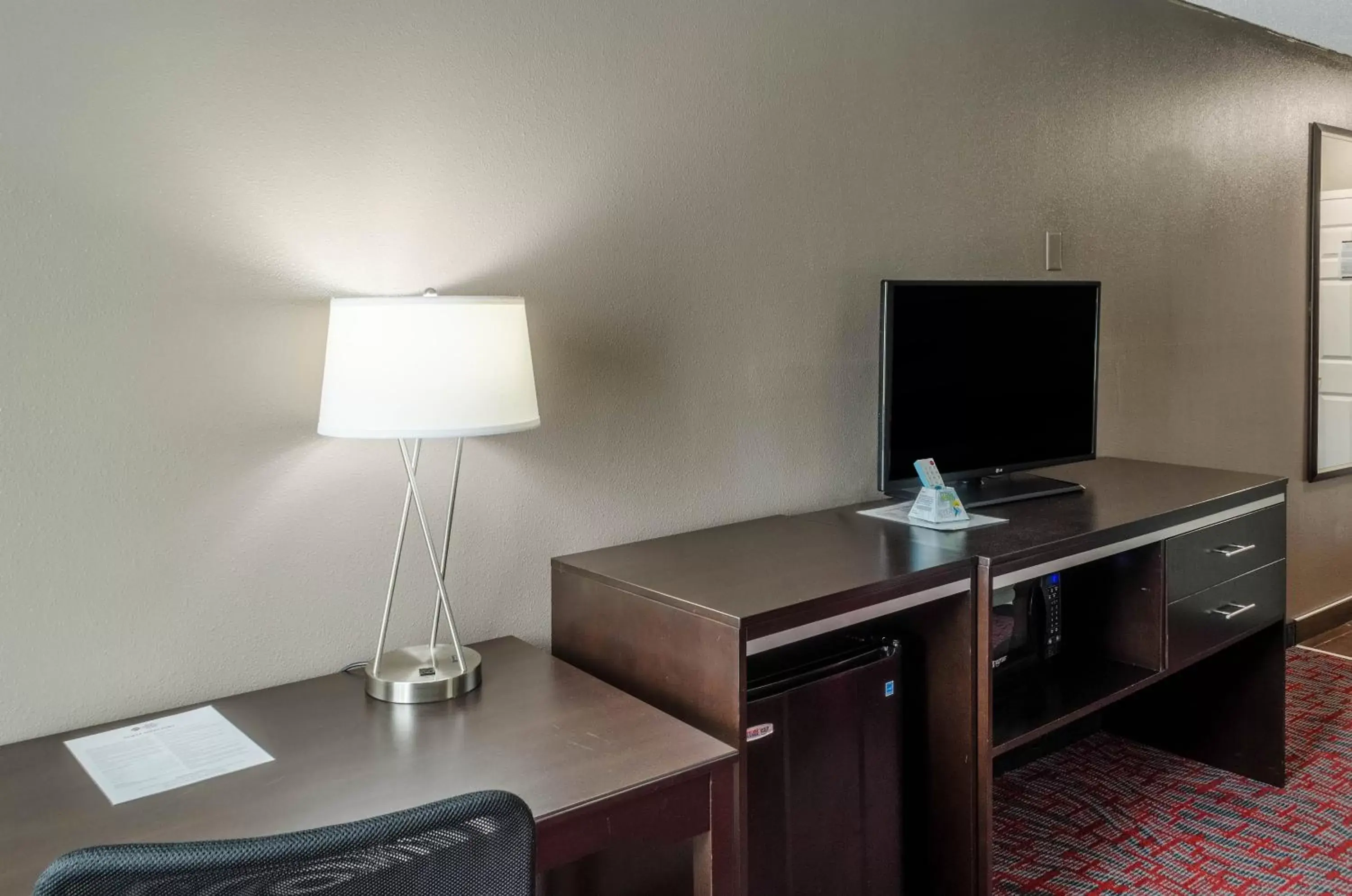 TV and multimedia, TV/Entertainment Center in Best Western Airport Inn & Suites