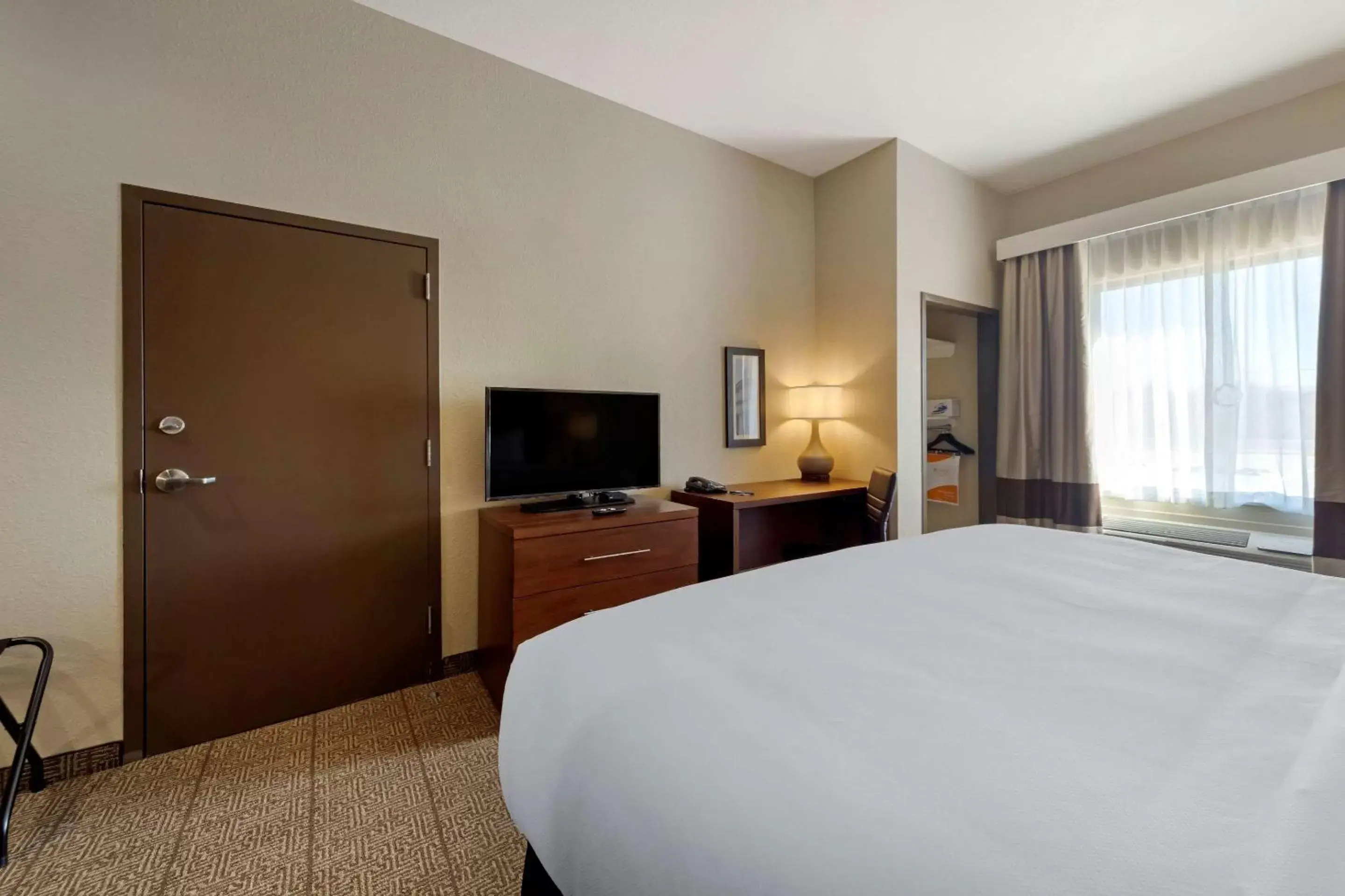 TV and multimedia, Bed in Comfort Inn & Suites Harrah