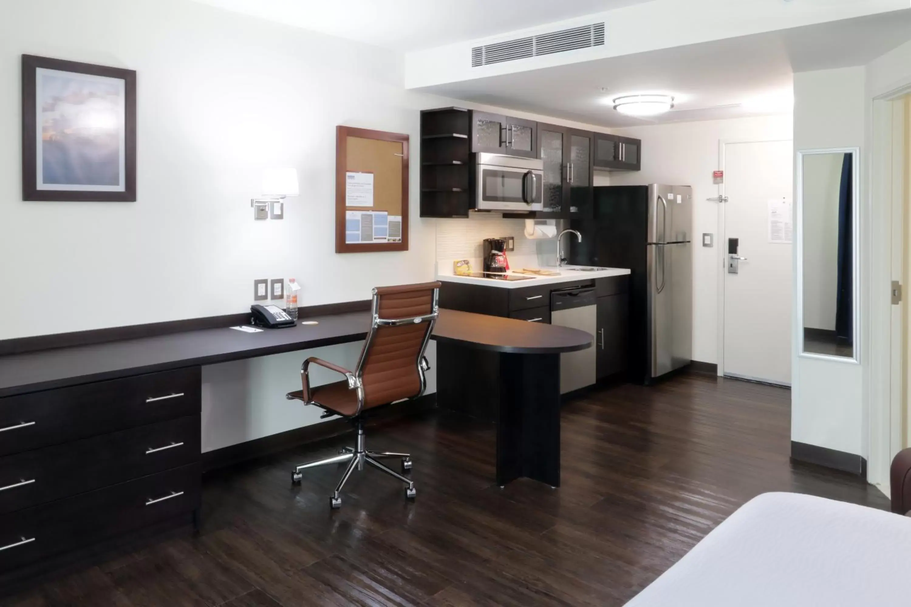 Photo of the whole room, Kitchen/Kitchenette in Candlewood Suites - Queretaro Juriquilla, an IHG Hotel