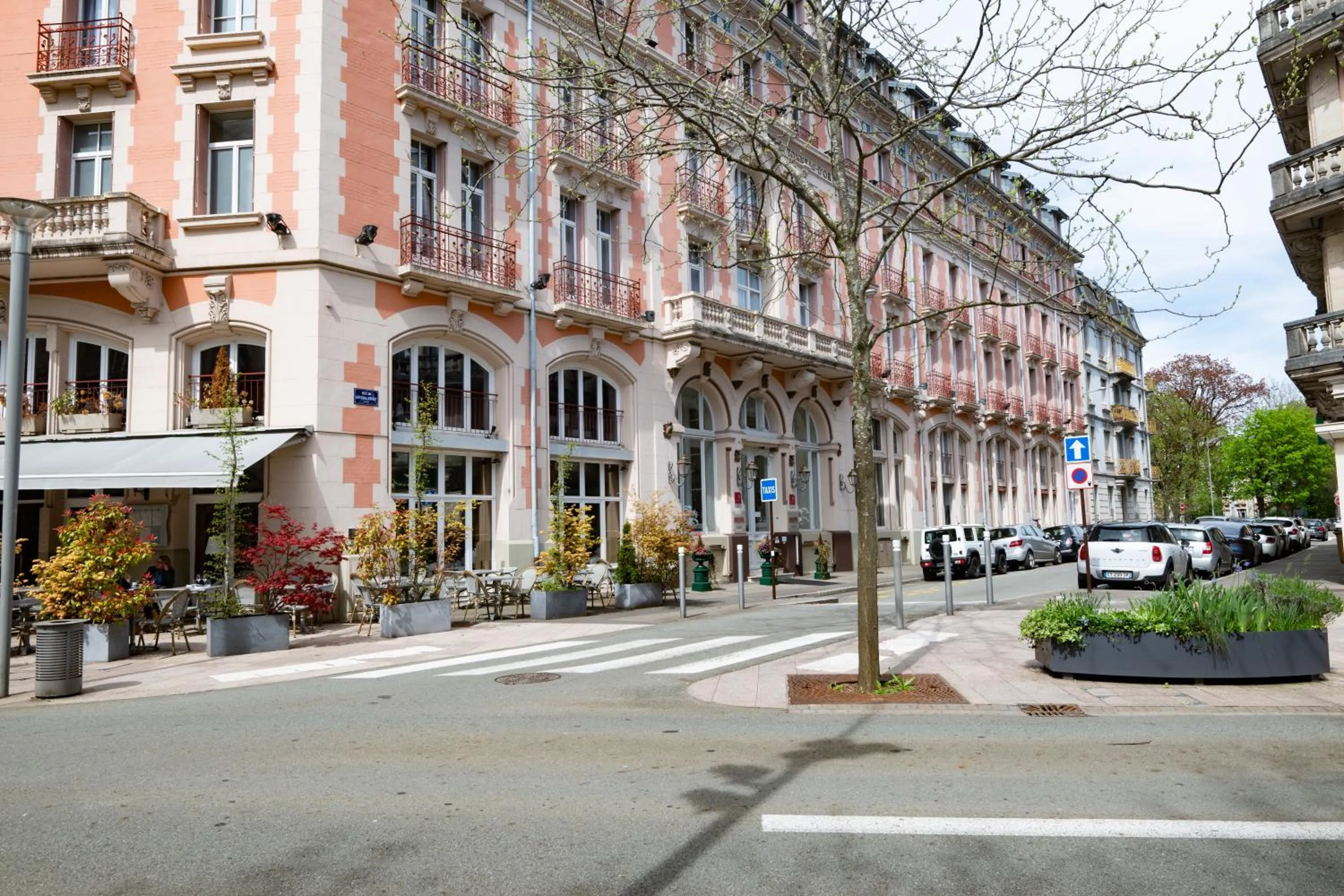 Facade/entrance in Grand Hôtel Du Tonneau D'Or