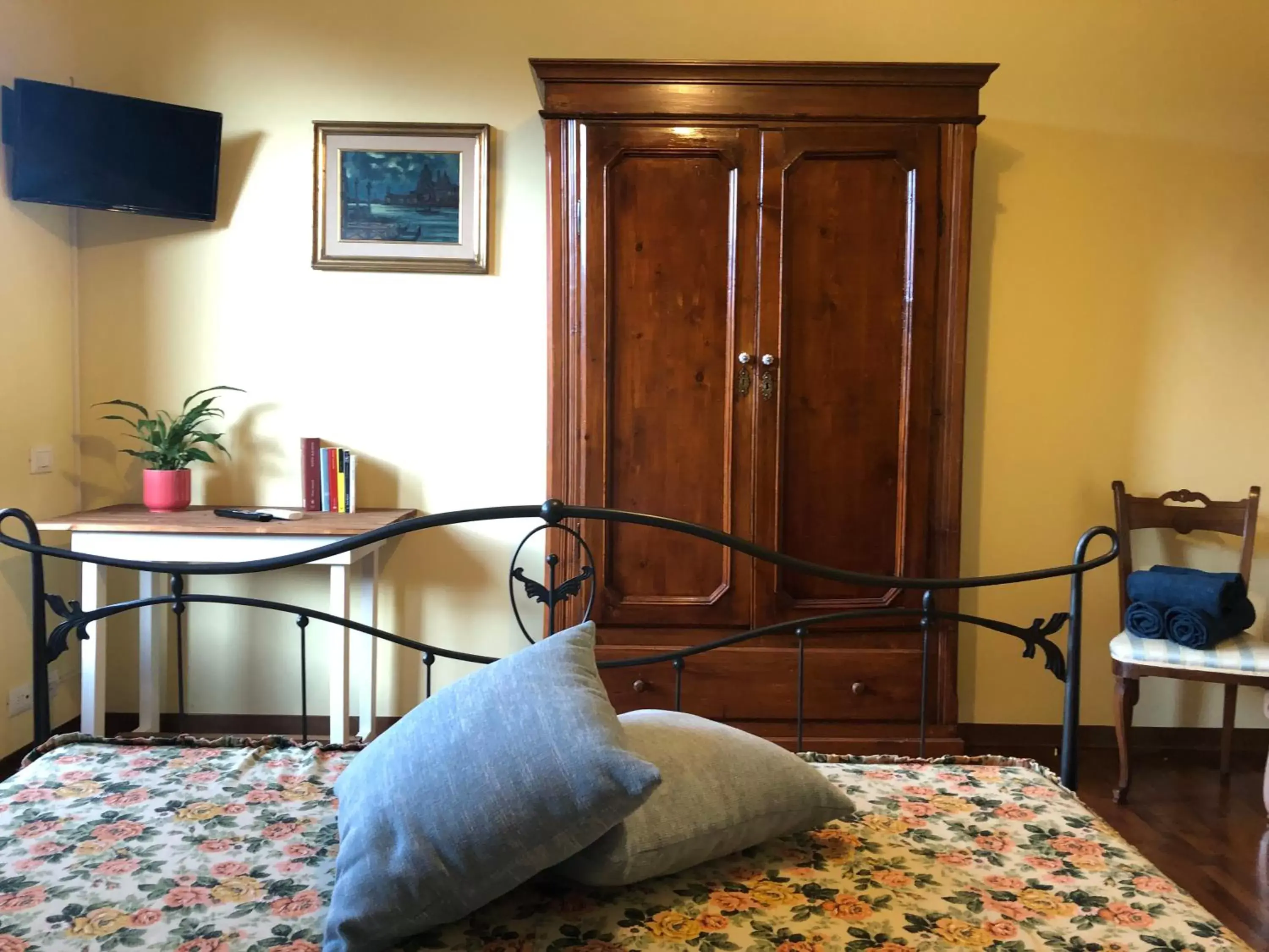 Photo of the whole room, Bed in Villa Orsini - A Retreat in Pisa - Food and Relax