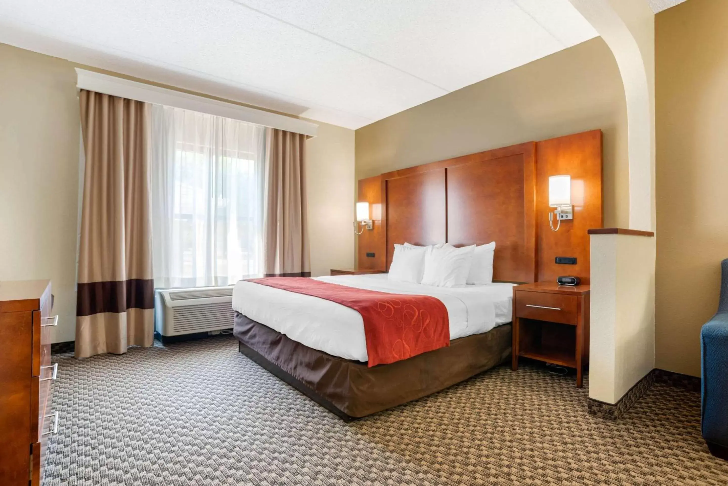 Photo of the whole room, Bed in Comfort Suites Tallahassee Downtown