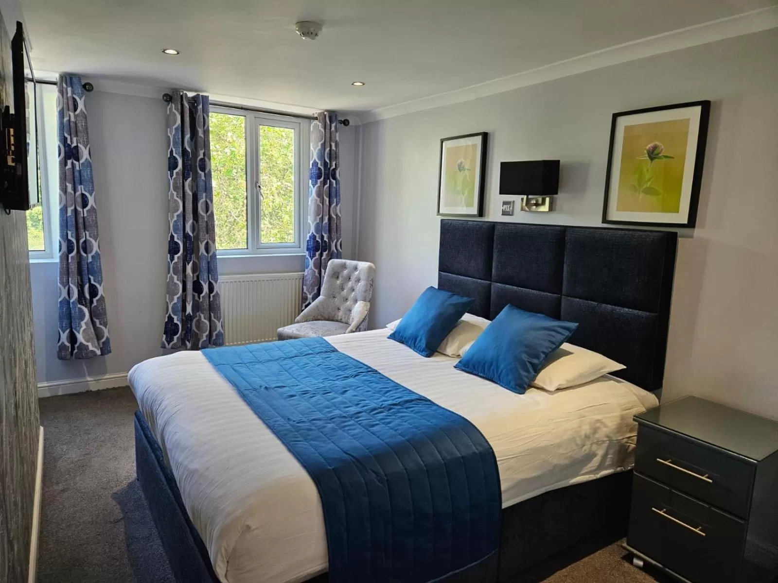 Bedroom, Bed in Mentone Hotel