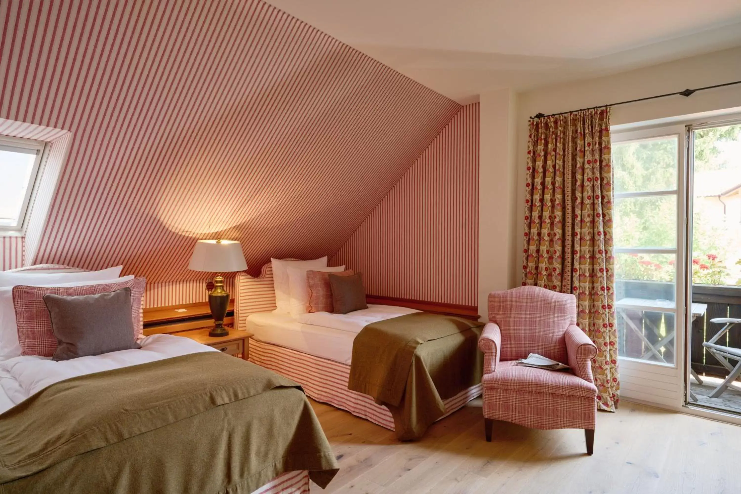 Bed in Brauereigasthof-Hotel Aying